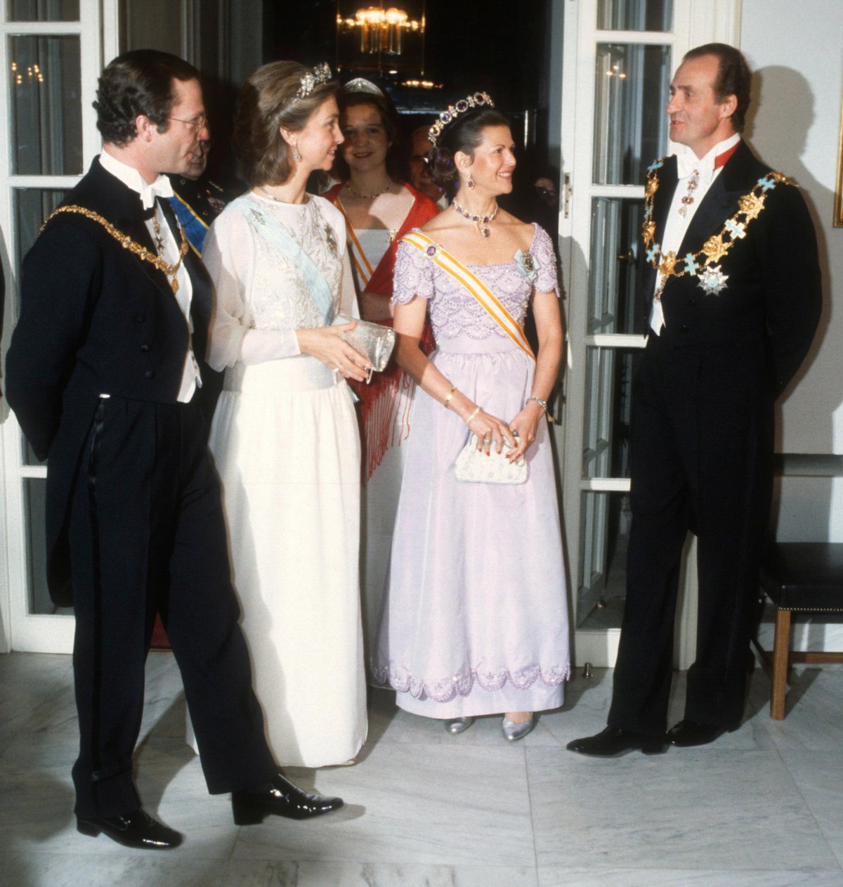 Il Re Carlo XVI Gustavo e la Regina Silvia di Svezia ospitano una cena di ritorno per il Re Juan Carlos, la Regina Sofia e l'Infanta Elena di Spagna presso l'Ambasciata Svedese a Madrid il 23 marzo 1983 (Roger Tillberg/Alamy)