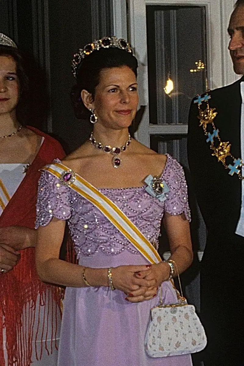 Il Re Carlo XVI Gustavo e la Regina Silvia di Svezia ospitano una cena di ritorno per il Re Juan Carlos, la Regina Sofia e l'Infanta Elena di Spagna presso l'Ambasciata Svedese a Madrid il 23 marzo 1983 (Classic Picture Library/Alamy)