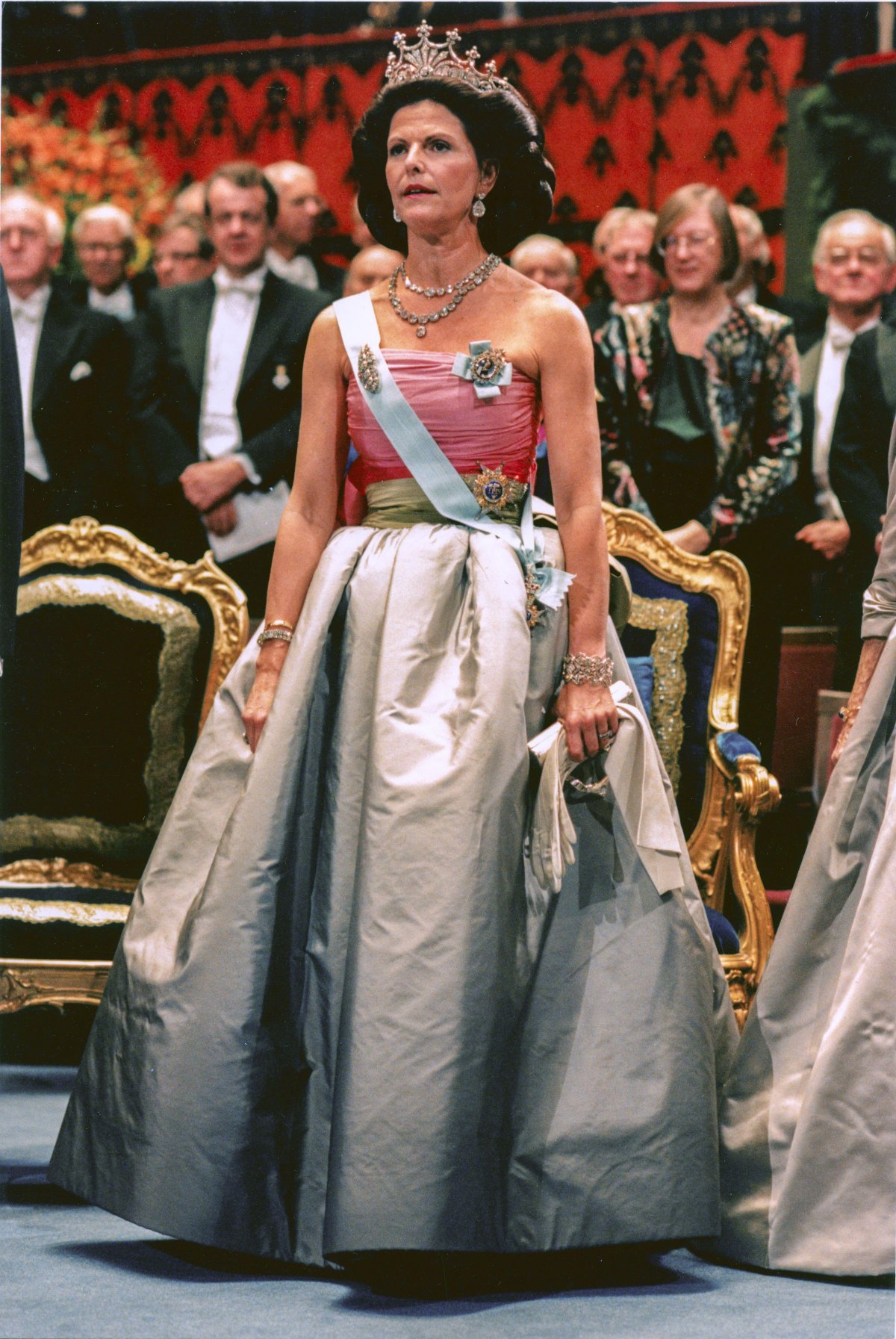 La Regina Silvia di Svezia partecipa alla cerimonia del Premio Nobel a Stoccolma il 10 dicembre 1995 (Janerik Henriksson/TT News Agency/Alamy)