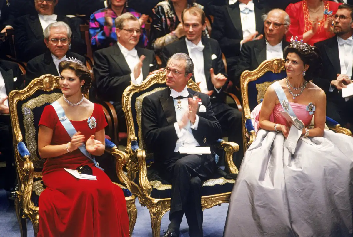 Il Re Carlo XVI Gustavo, la Regina Silvia e la Principessa ereditaria Victoria di Svezia partecipano alla cerimonia del Premio Nobel a Stoccolma il 10 dicembre 1995 (Chad Ehlers/Alamy)