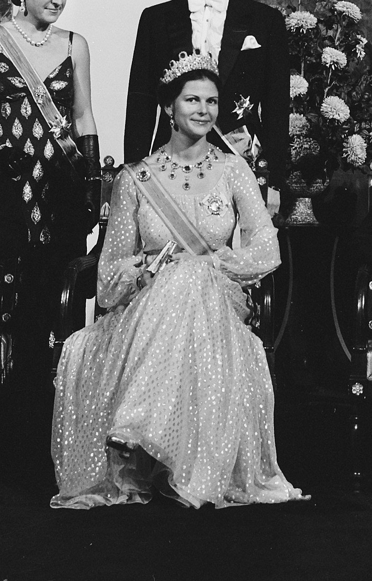 Queen Silvia of Sweden attends a state banquet in Amsterdam during a state visit to the Netherlands on October 25, 1976 (Bert Verhoeff/Anefo/Nationaal Archief/Wikimedia Commons)