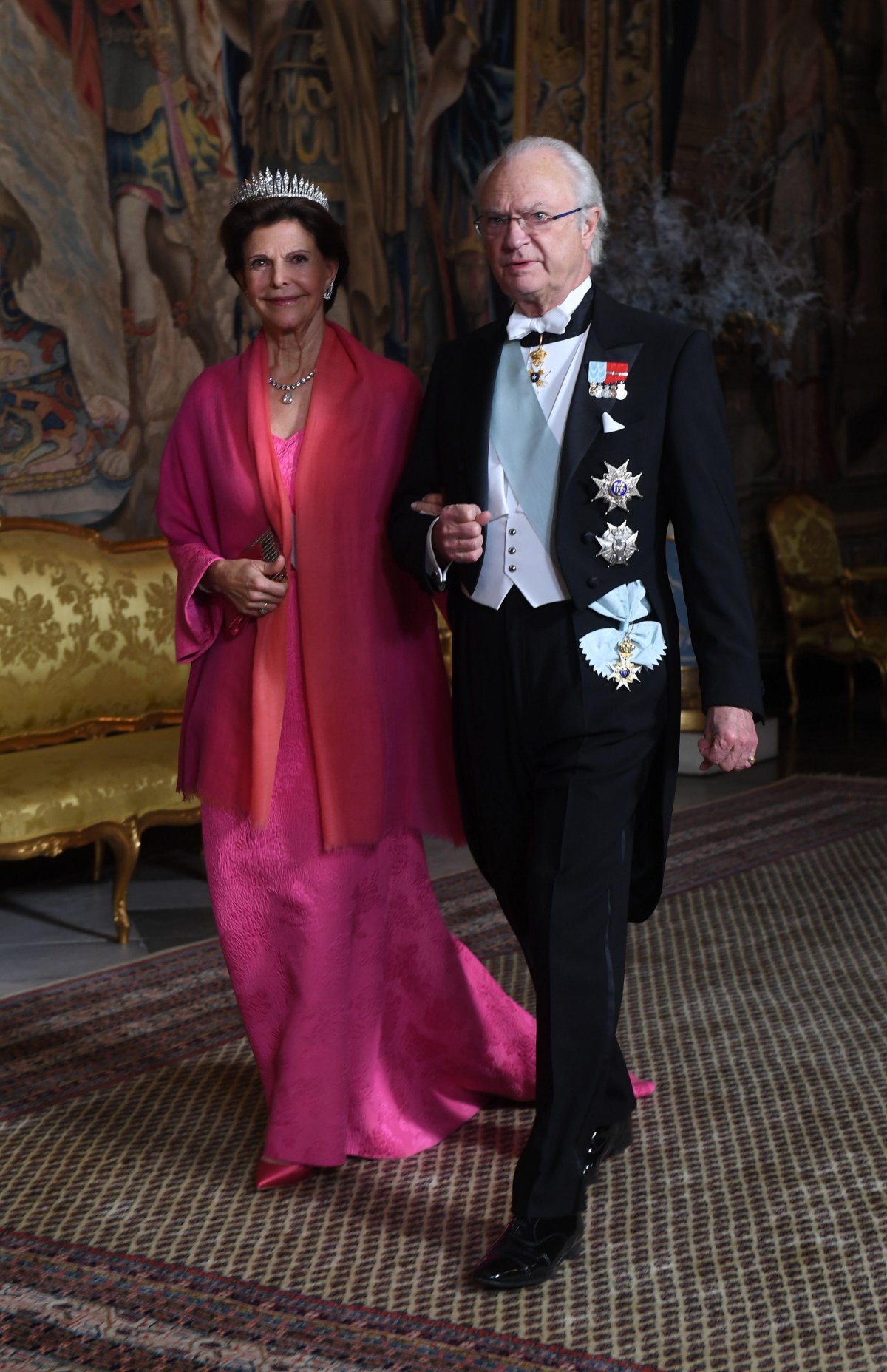 Il Re Carlo XVI Gustavo e la Regina Silvia di Svezia partecipano alla cena del Re per i vincitori del Nobel al Palazzo Reale di Stoccolma l'11 dicembre 2018 (Fredrik Sandberg/TT News Agency/Alamy)