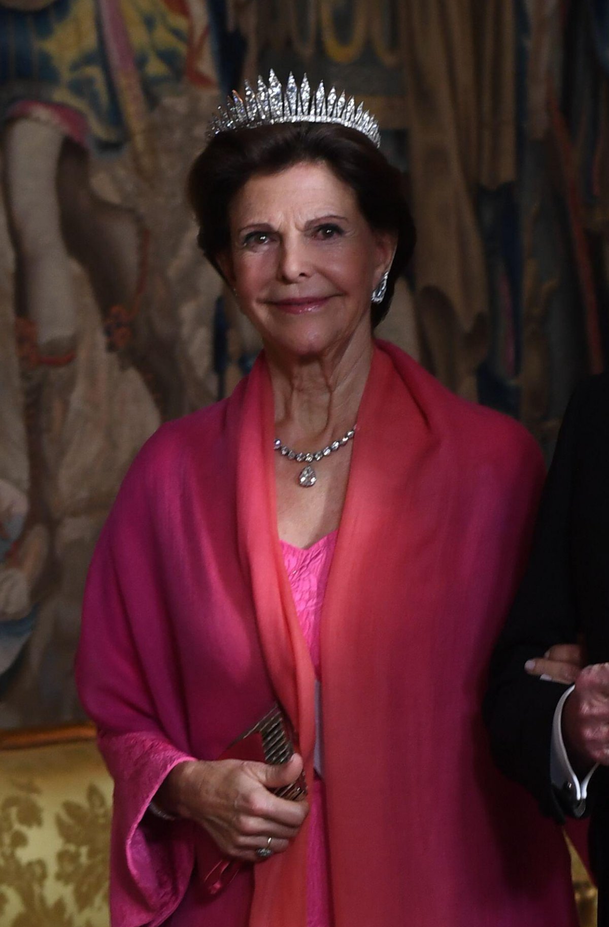 La Regina Silvia di Svezia partecipa alla cena del Re per i vincitori del Nobel al Palazzo Reale di Stoccolma l'11 dicembre 2018 (Fredrik Sandberg/TT News Agency/Alamy)