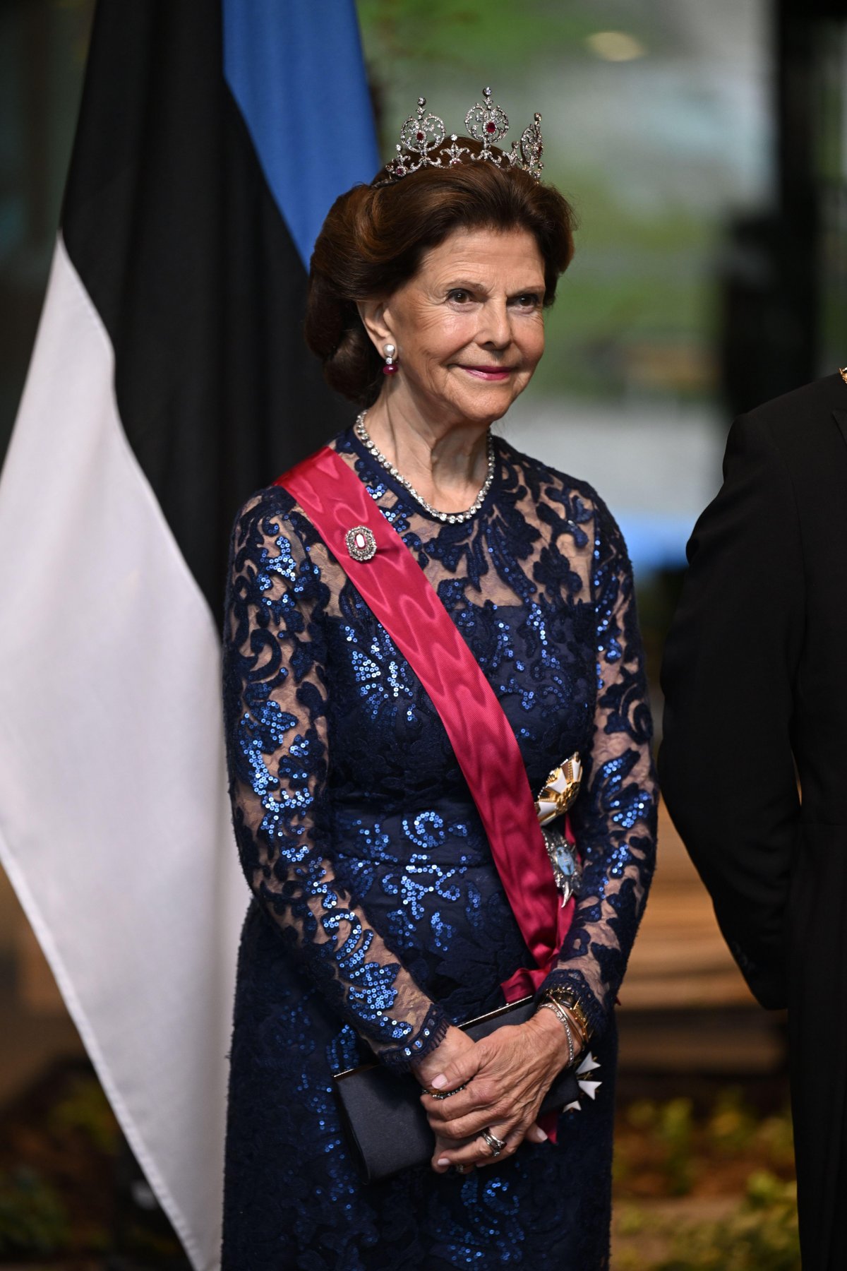 La Regina Silvia di Svezia partecipa a una cena di stato a Tallinn durante la visita ufficiale estone il 2 maggio 2023 (Pontus Lundahl/TT News Agency/Alamy)