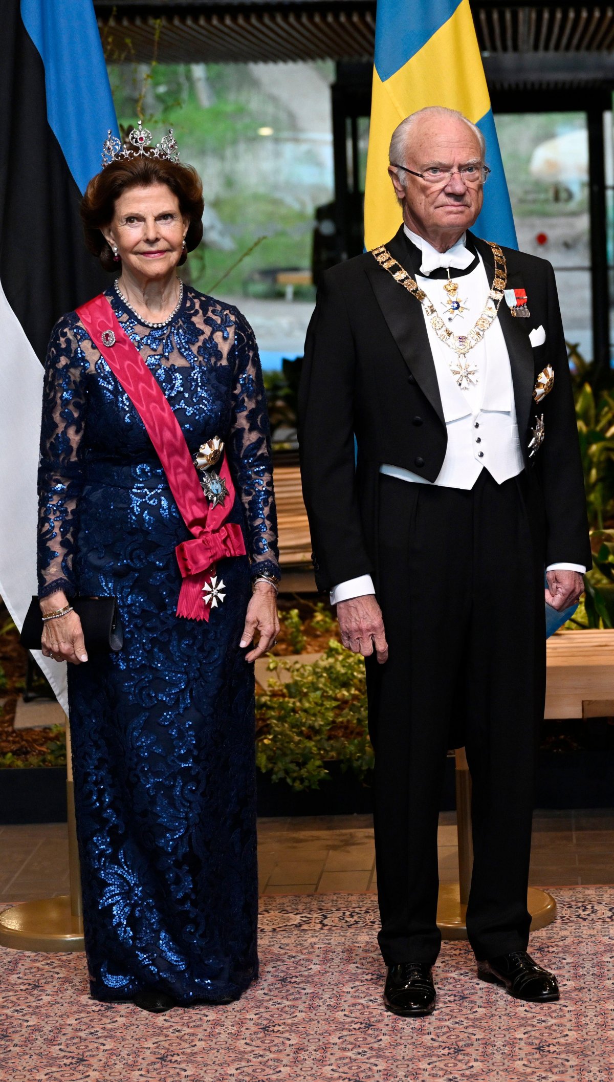 Il Re Carlo XVI Gustavo e la Regina Silvia di Svezia partecipano a una cena di stato a Tallinn durante la visita ufficiale estone il 2 maggio 2023 (Pontus Lundahl/TT News Agency/Alamy)