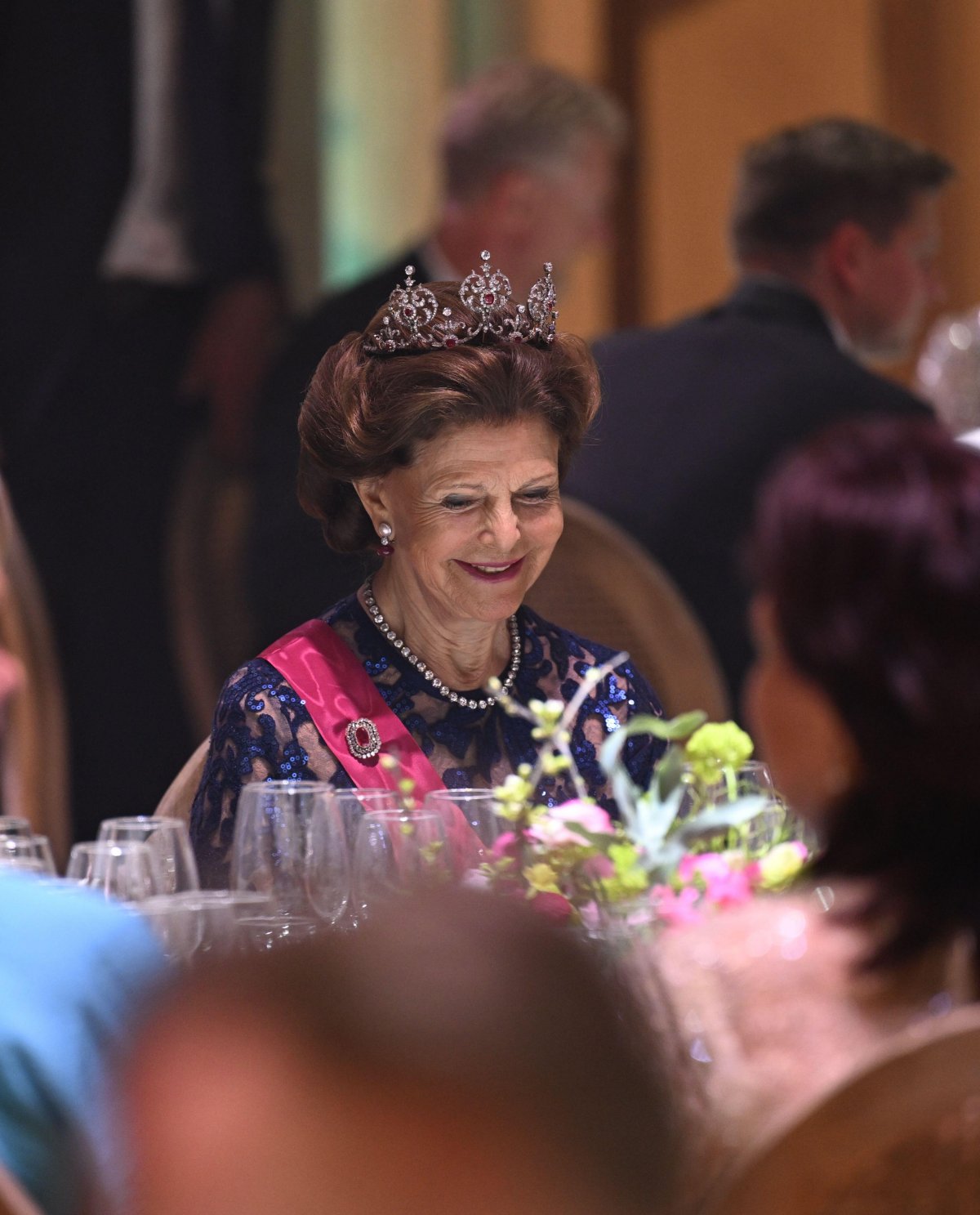 La Regina Silvia di Svezia partecipa a una cena di stato a Tallinn durante la visita ufficiale estone il 2 maggio 2023 (Pontus Lundahl/TT News Agency/Alamy)