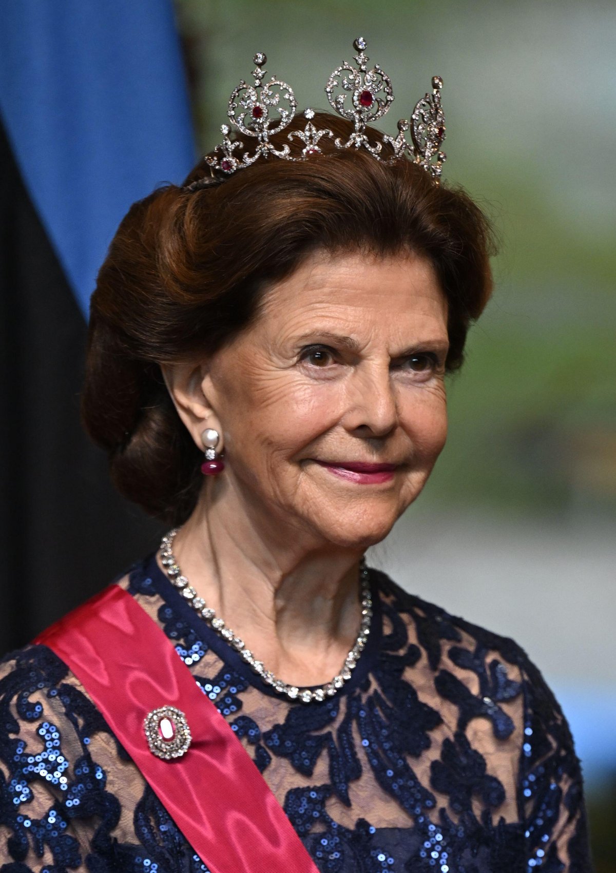 La Regina Silvia di Svezia partecipa a una cena di stato a Tallinn durante la visita ufficiale estone il 2 maggio 2023 (Pontus Lundahl/TT News Agency/Alamy)