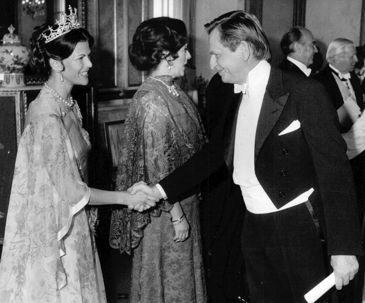 Regina Silvia di Svezia stringe la mano al politico svedese Olof Palme durante una cena di gala, 22 maggio 1980 (Gunnar Lundmark/TT News Agency)