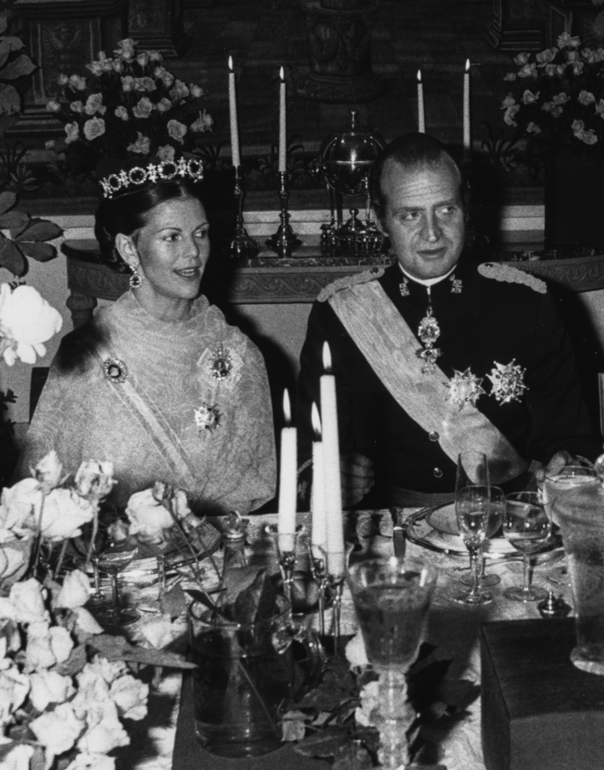 Regina Silvia di Svezia e Re Juan Carlos di Spagna partecipano a una cena di ritorno presso l'Ambasciata spagnola a Stoccolma durante la visita di stato spagnola in Svezia, ottobre 1979 (Keystone/Hulton Archive/Getty Images)