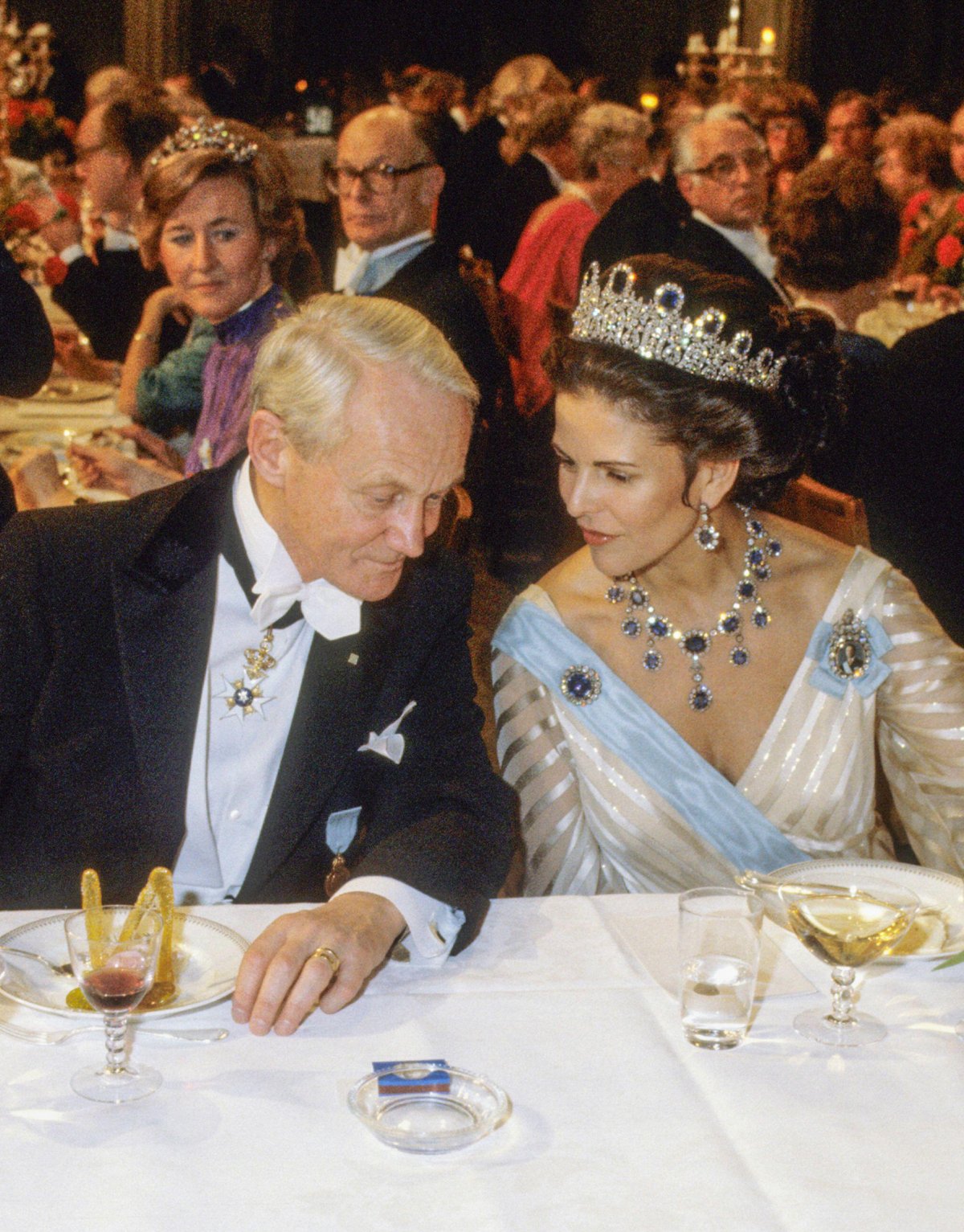 Regina Silvia di Svezia parla con il laureato in fisica Kai Siegbahn durante il banchetto del Premio Nobel a Stoccolma il 10 dicembre 1981 (Roger Tillberg/Alamy)