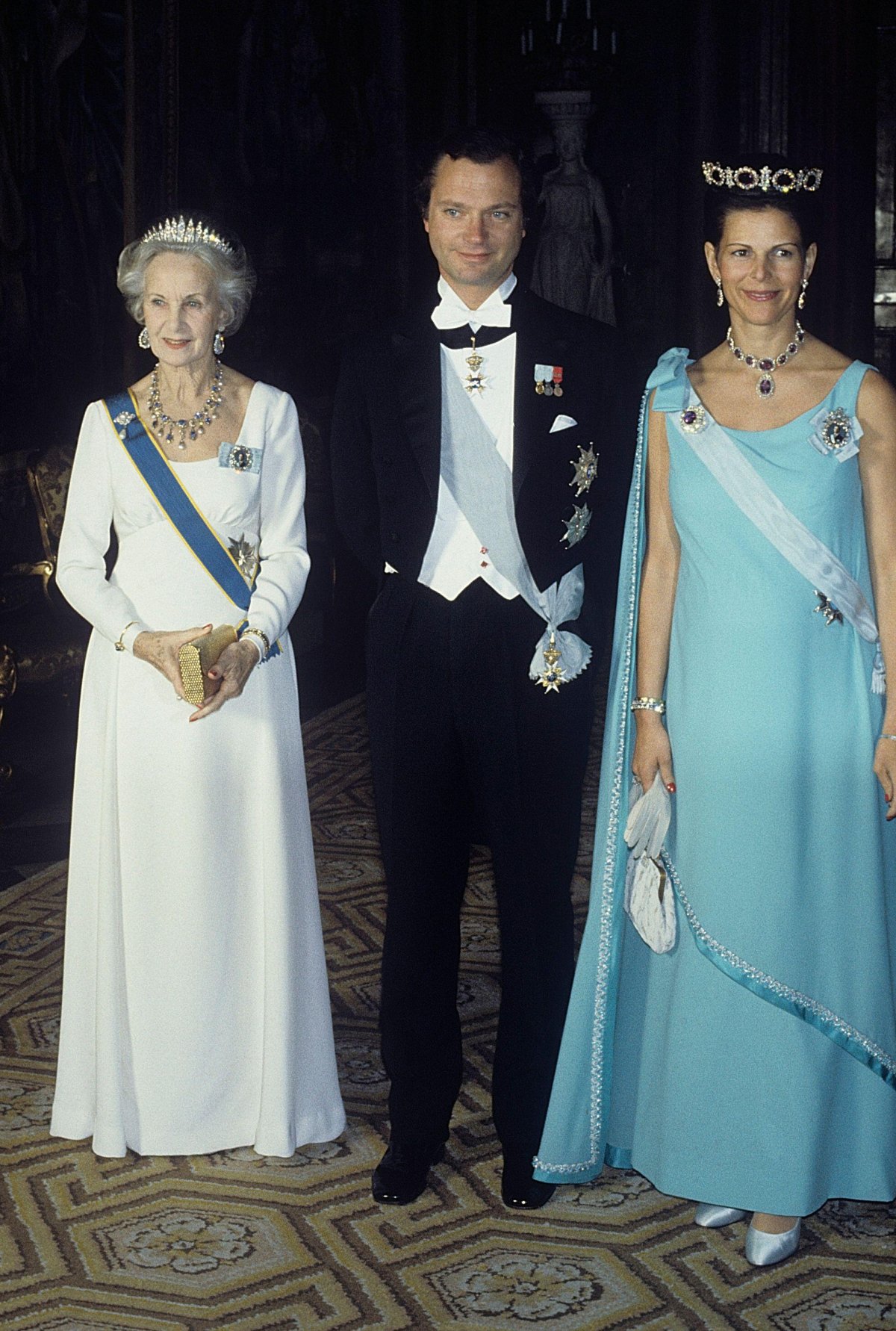 Re Carl XVI Gustaf e Regina Silvia di Svezia, con la Principessa Lilian, partecipano a una cena di gala al Palazzo Reale di Stoccolma, febbraio 1982 (Classic Picture Library/Alamy)