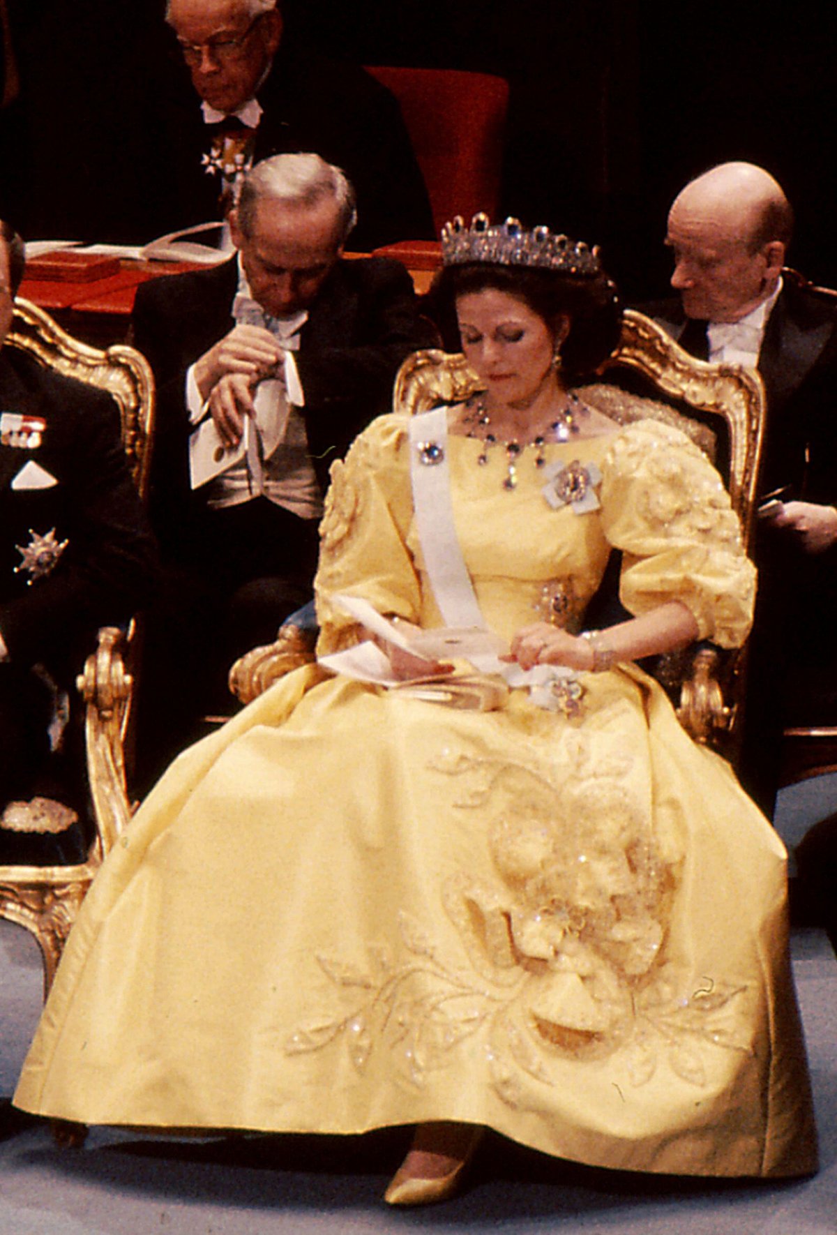 Regina Silvia di Svezia partecipa alla cerimonia del Premio Nobel a Stoccolma il 10 dicembre 1985 (Francis Joseph Dean/Dean Pictures/Alamy)