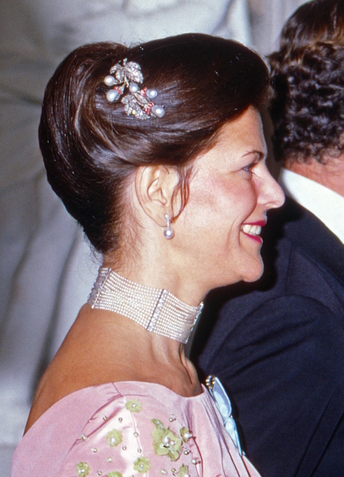 Regina Silvia di Svezia partecipa a una cena di gala a Bonn, Germania, dicembre 1984 (Wolfgang Kühn/United Archives GmbH/Alamy)