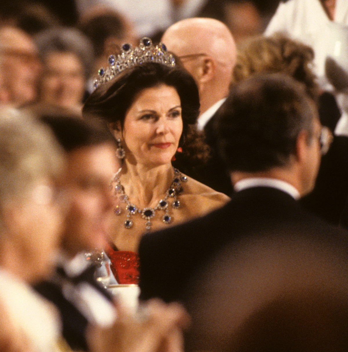 Regina Silvia di Svezia partecipa al banchetto del Premio Nobel a Stoccolma il 10 dicembre 1991 (Roger Tillberg/Alamy)