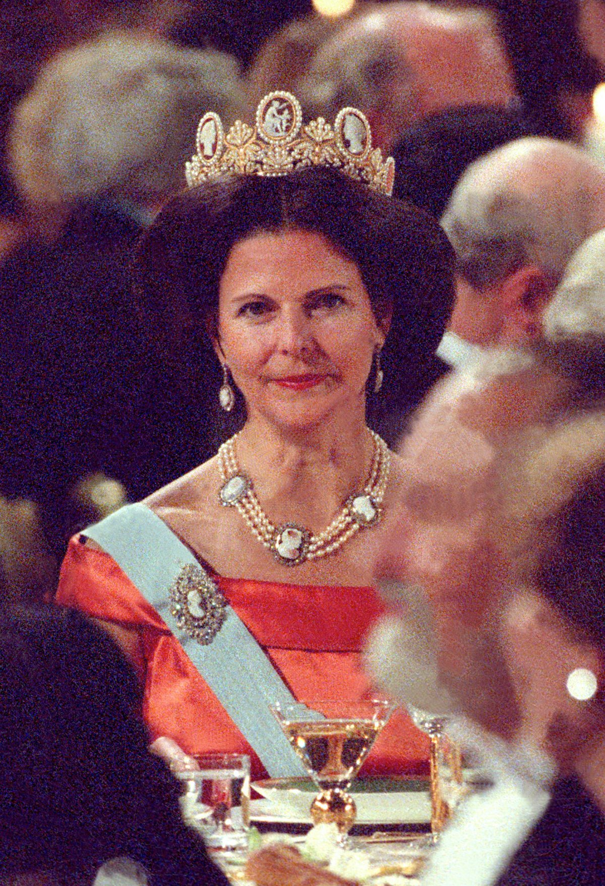 Regina Silvia di Svezia partecipa al banchetto del Premio Nobel a Stoccolma il 10 dicembre 1992 (Roger Tillberg/Alamy)