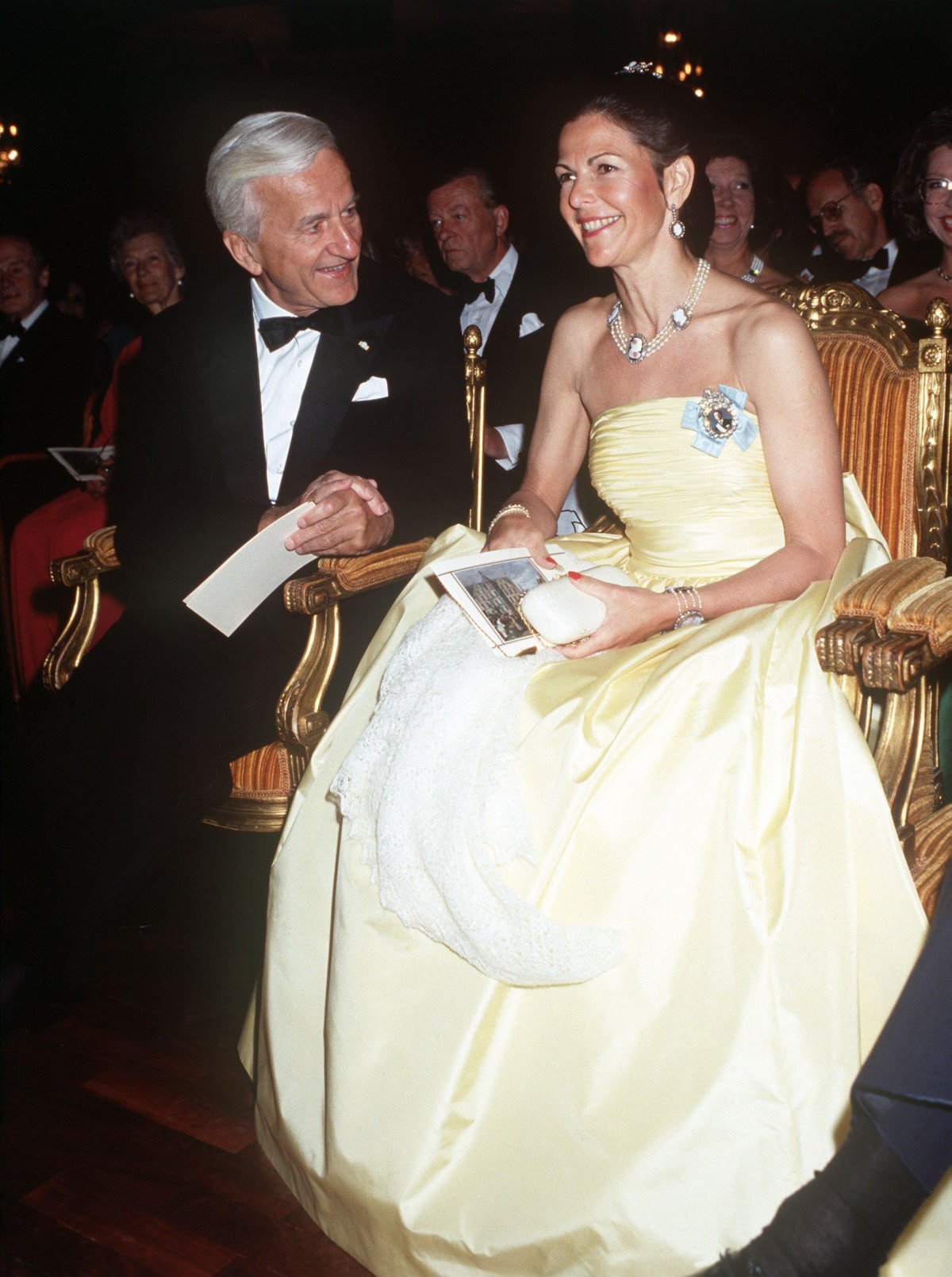 Presidente Richard von Weizsäcker di Germania e Regina Silvia di Svezia partecipano a un concerto a Stoccolma, giugno 1988 (DPA Picture Alliance/Alamy)