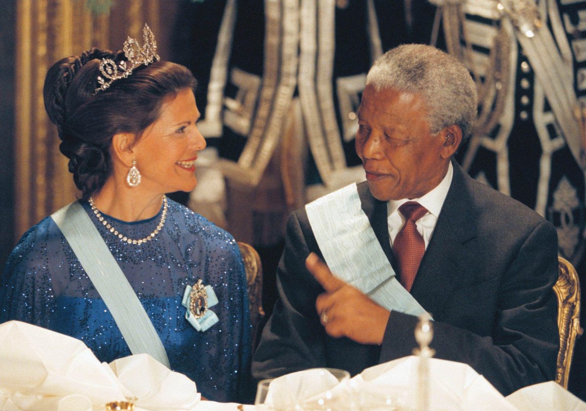 Regina Silvia di Svezia e Presidente Nelson Mandela del Sudafrica parlano durante un banchetto di stato al Palazzo Reale di Stoccolma il 17 marzo 1999 (Tobias Rostlund/TT News Agency/Alamy)