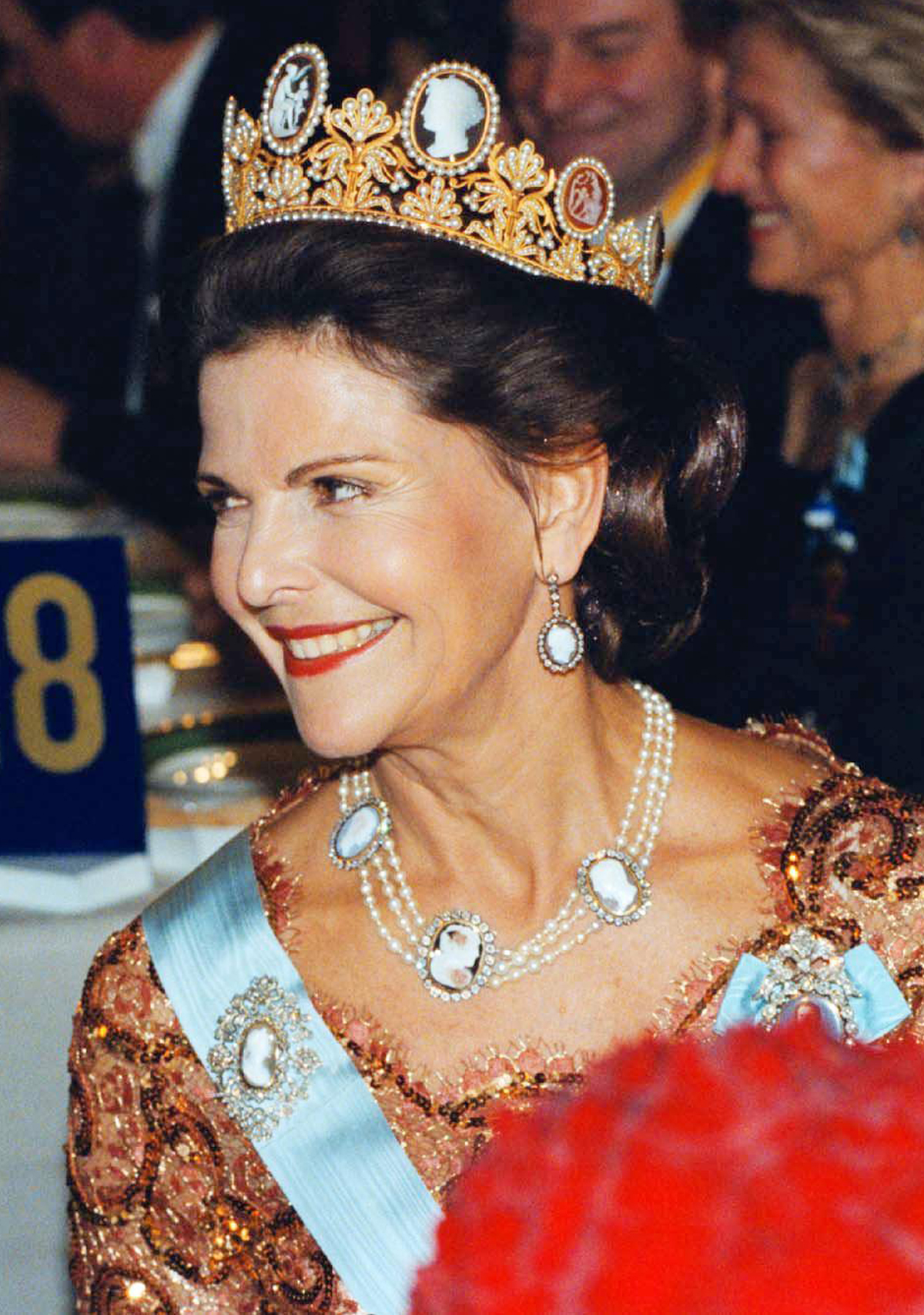 Regina Silvia di Svezia partecipa al banchetto del Premio Nobel a Stoccolma il 10 dicembre 1998 (JONAS EKSTROMER/AFP via Getty Images)