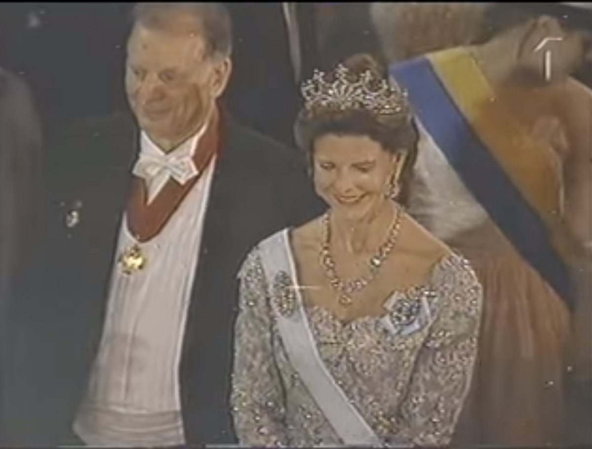 Regina Silvia di Svezia partecipa al banchetto del Premio Nobel a Stoccolma il 10 dicembre 2000 (screencapture)