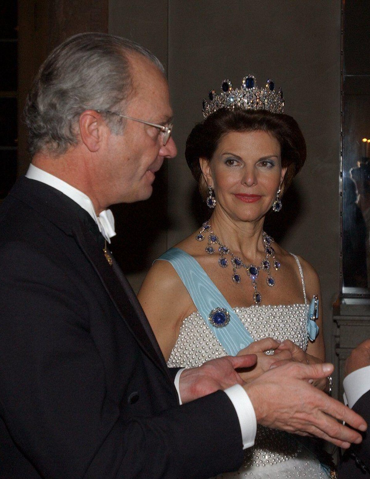 Regina Silvia di Svezia partecipa al banchetto del Premio Nobel a Stoccolma il 10 dicembre 2001 (Erhan Güner/TT News Agency/Alamy)