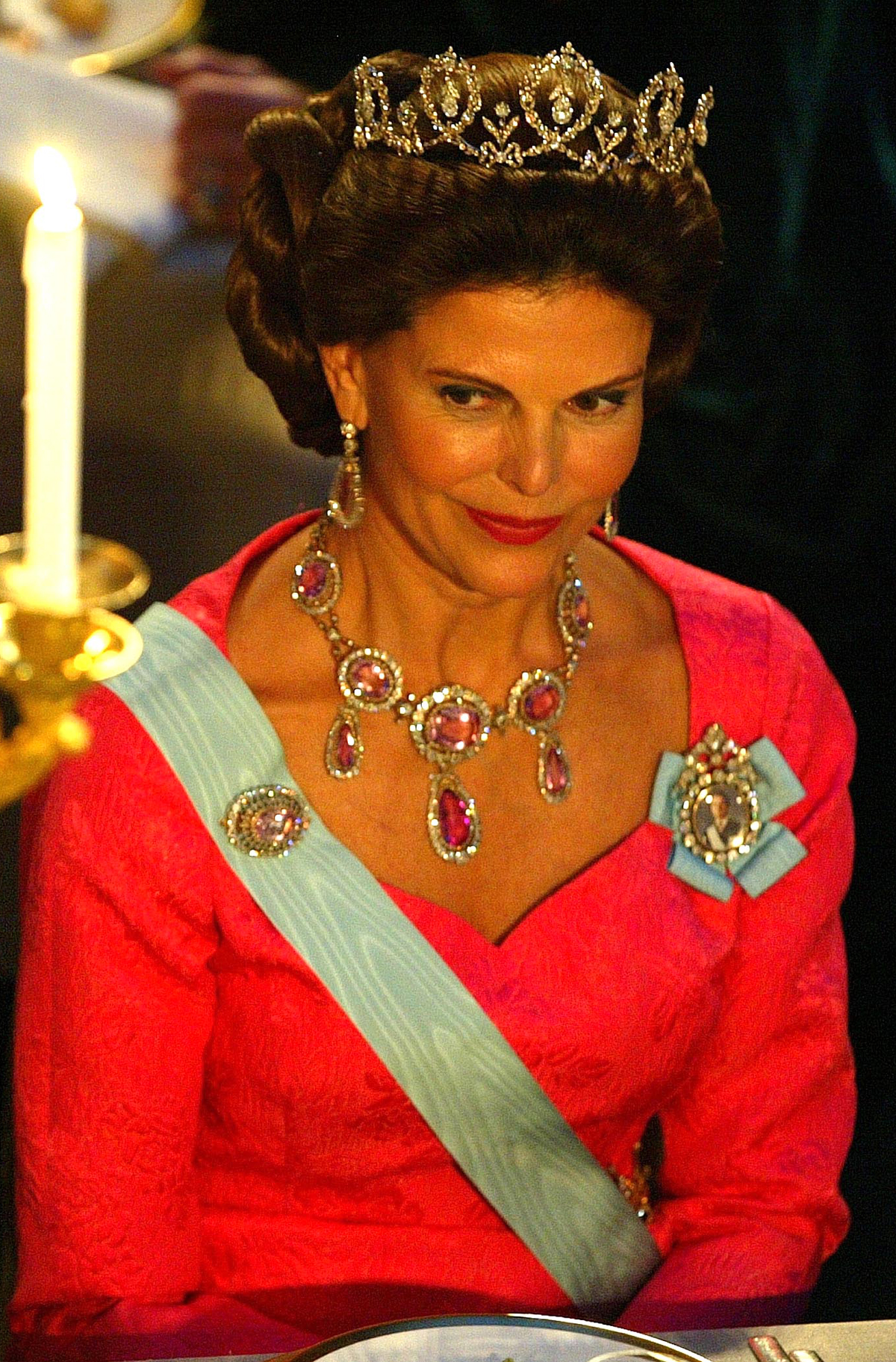 Regina Silvia di Svezia partecipa al banchetto del Premio Nobel a Stoccolma il 10 dicembre 2003 (Pascal Le Segretain/Getty Images)