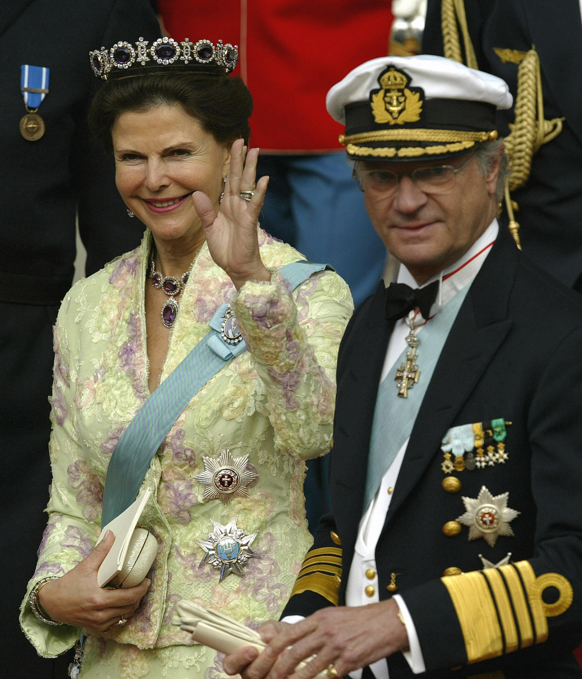 Re Carl XVI Gustaf e Regina Silvia di Svezia partecipano al matrimonio del Principe Frederiks di Danimarca e Mary Elizabeth Donaldson a Copenhagen il 14 maggio 2004 (SVEN NACKSTRAND/AFP/Getty Images)