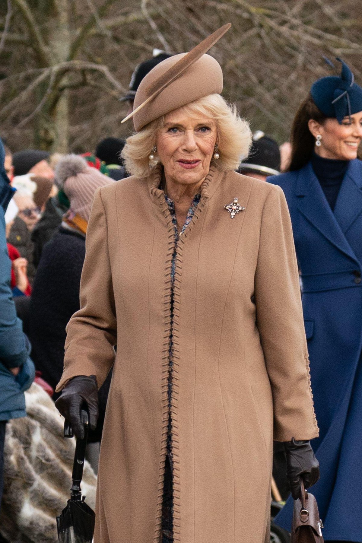 La regina Camilla del Regno Unito partecipa a un servizio religioso di Natale al St. Mary Magdalene vicino alla tenuta di Sandringham il 25 dicembre 2023 (Joe Giddens/PA Images/Alamy)