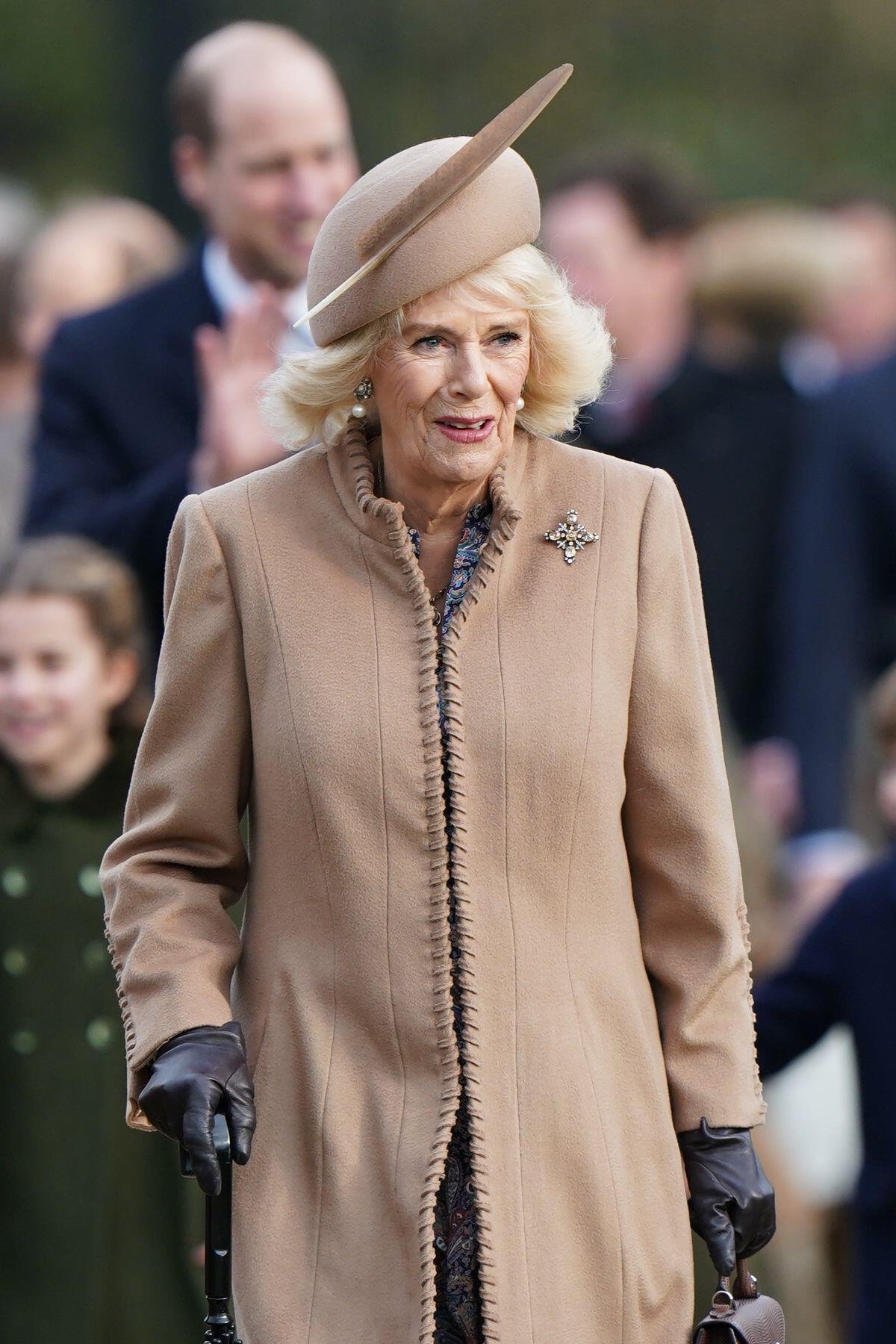 La regina Camilla del Regno Unito partecipa a un servizio religioso di Natale al St. Mary Magdalene vicino alla tenuta di Sandringham il 25 dicembre 2023 (Joe Giddens/PA Images/Alamy)