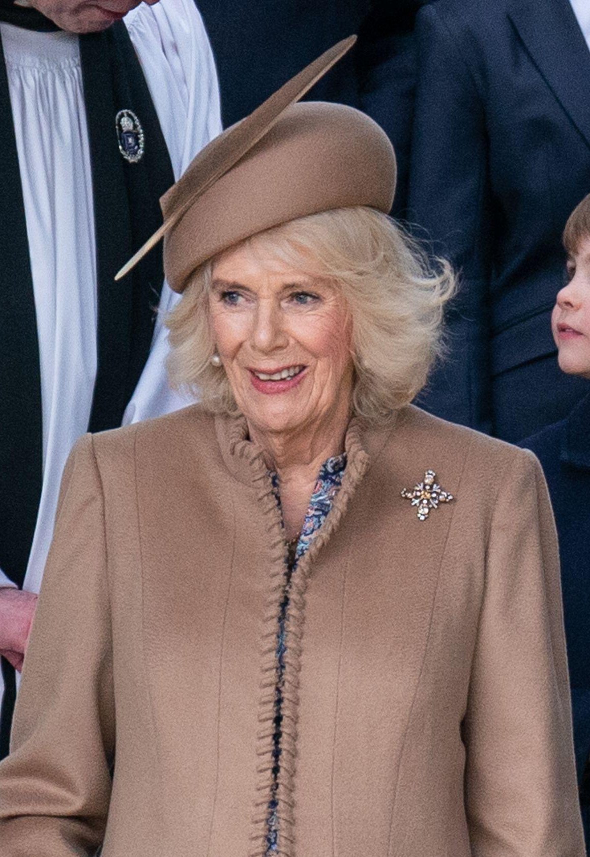 La regina Camilla del Regno Unito partecipa a un servizio religioso di Natale al St. Mary Magdalene vicino alla tenuta di Sandringham il 25 dicembre 2023 (Joe Giddens/PA Images/Alamy)