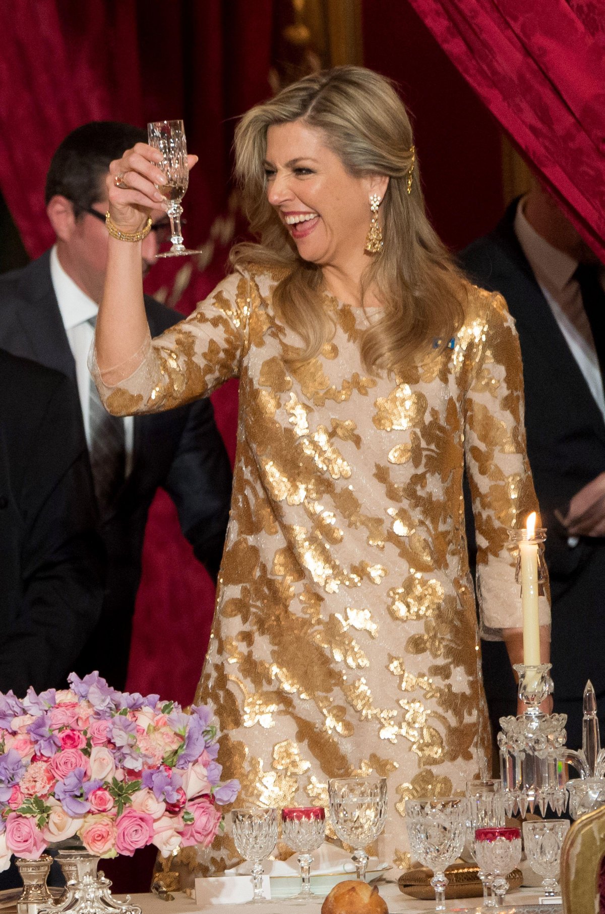 La regina Maxima dei Paesi Bassi brinda durante la cena di Stato francese a Parigi il 10 marzo 2016 (Niviere-Villard/Pool/Abaca Press/Alamy)