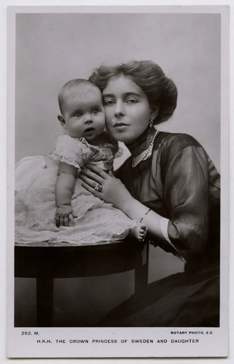 Ritratto di cartolina della principessa Margareta di Svezia con sua figlia, la principessa Ingrid, 1910 (National Portrait Gallery, Londra)