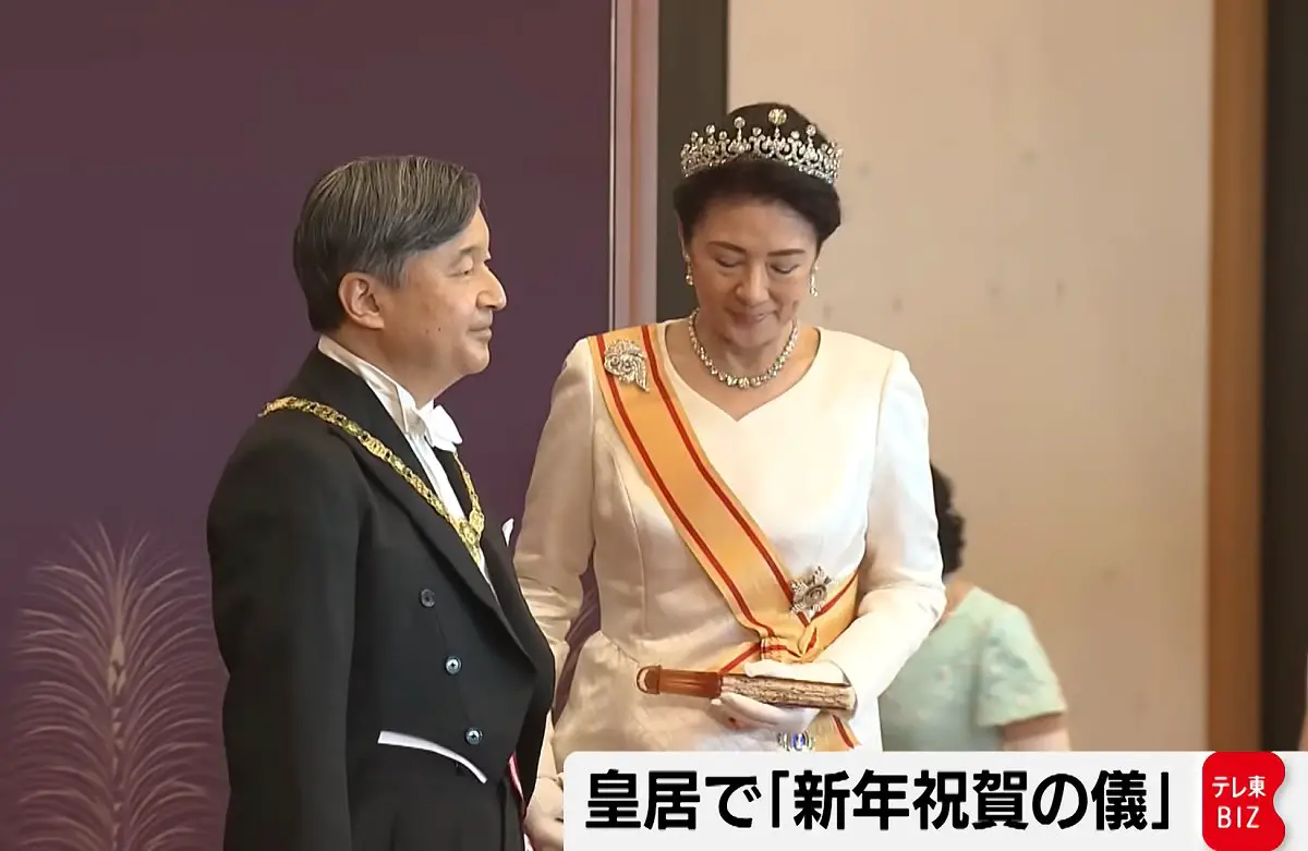 L'Imperatore Naruhito e l'Imperatrice Masako del Giappone ricevono i saluti di Capodanno presso il Palazzo Imperiale di Tokyo il 1 gennaio 2024 (screencapture)