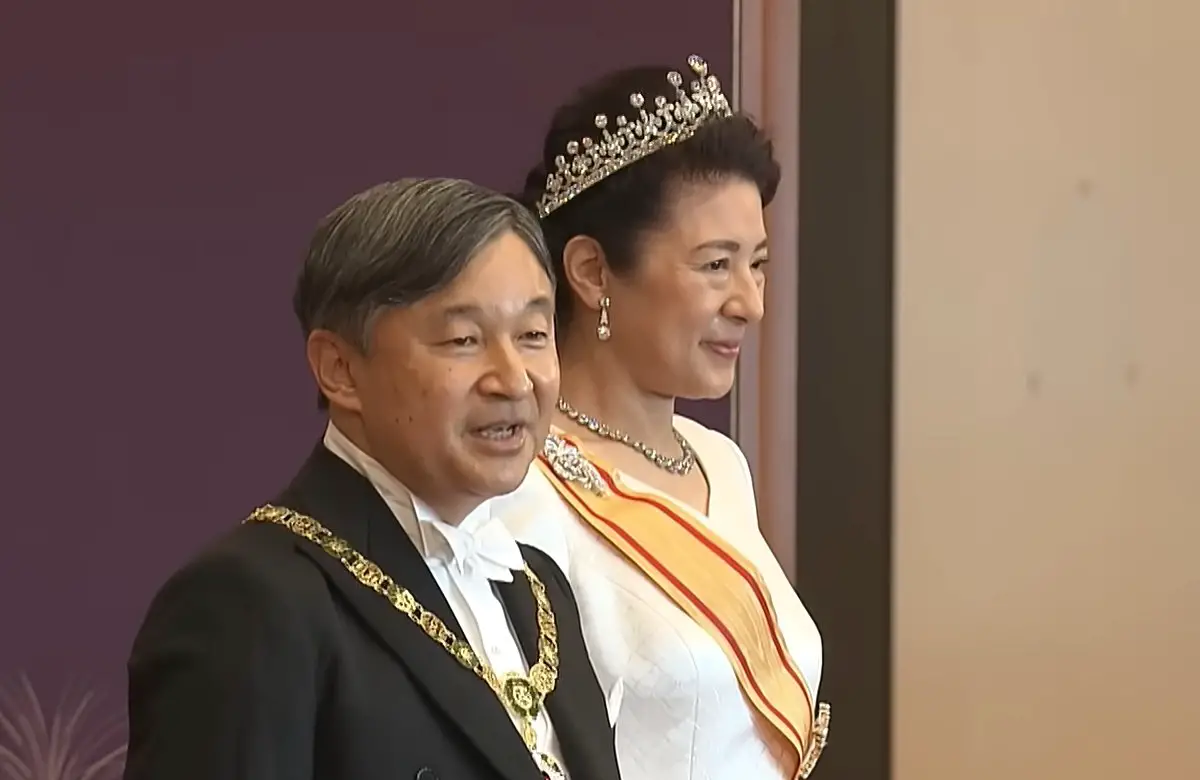 L'Imperatore Naruhito e l'Imperatrice Masako del Giappone ricevono i saluti di Capodanno presso il Palazzo Imperiale di Tokyo il 1 gennaio 2024 (screencapture)