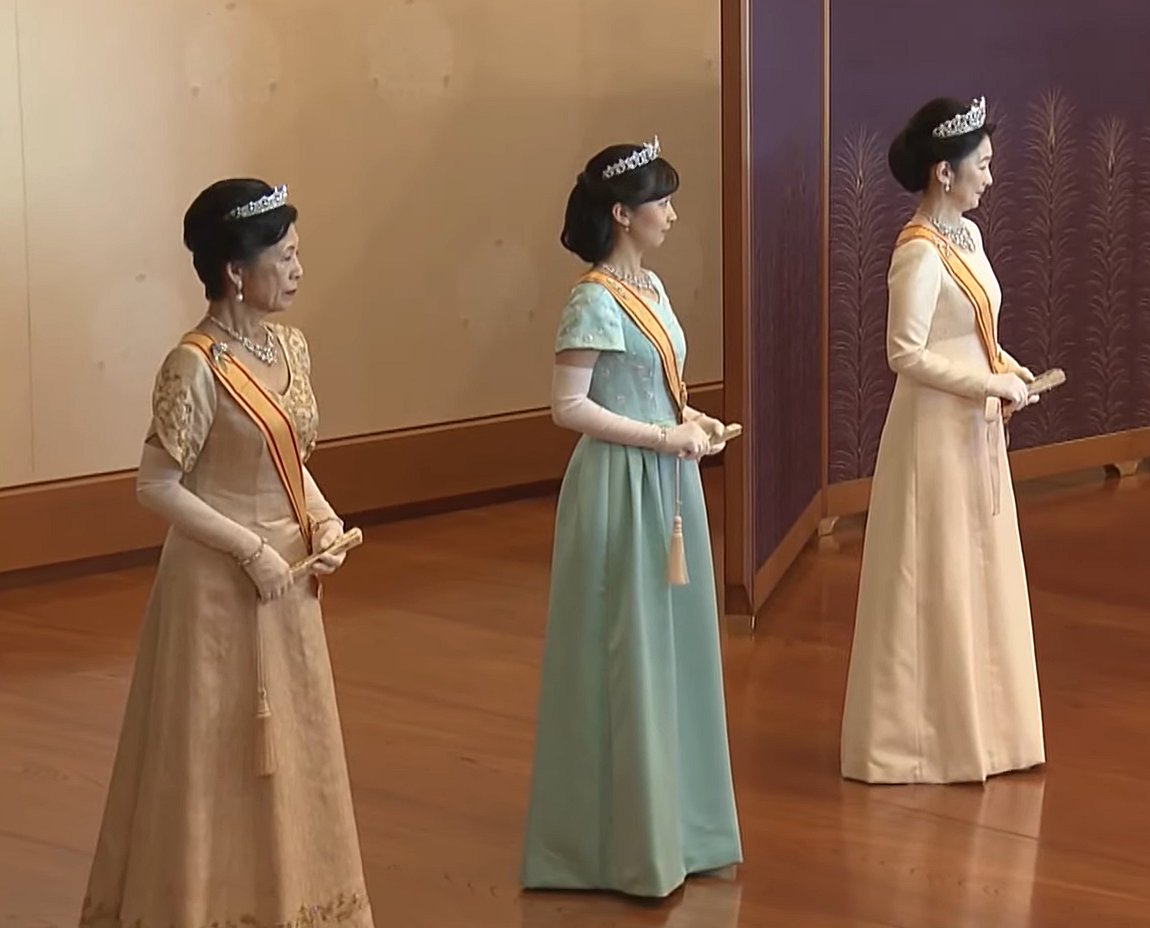 La Principessa Takamado, la Principessa Kako di Akishino e la Principessa Ereditaria Kiko del Giappone partecipano alla ricezione di Capodanno presso il Palazzo Imperiale di Tokyo il 1 gennaio 2024 (screencapture)