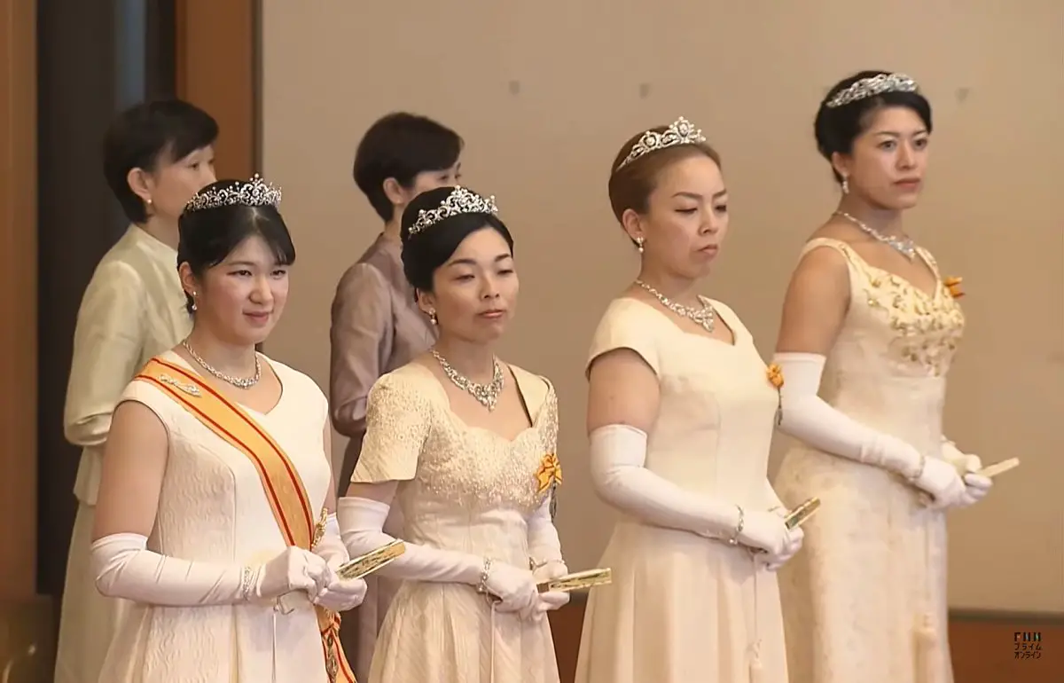 La Principessa Aiko del Giappone, la Principessa Akiko di Mikasa, la Principessa Yoko di Mikasa e la Principessa Tsuguko di Takamado partecipano alla ricezione di Capodanno presso il Palazzo Imperiale di Tokyo il 1 gennaio 2024 (screencapture)