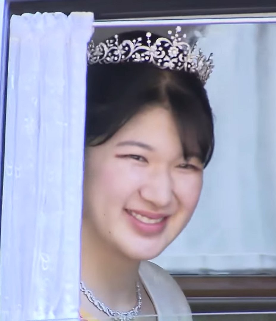 La Principessa Aiko del Giappone si reca alla Tenuta Akasaka di Tokyo per visitare i suoi nonni, l'Imperatore Emerito Akihito e l'Imperatrice Emerita Michiko, il 1 gennaio 2024 (screencapture)