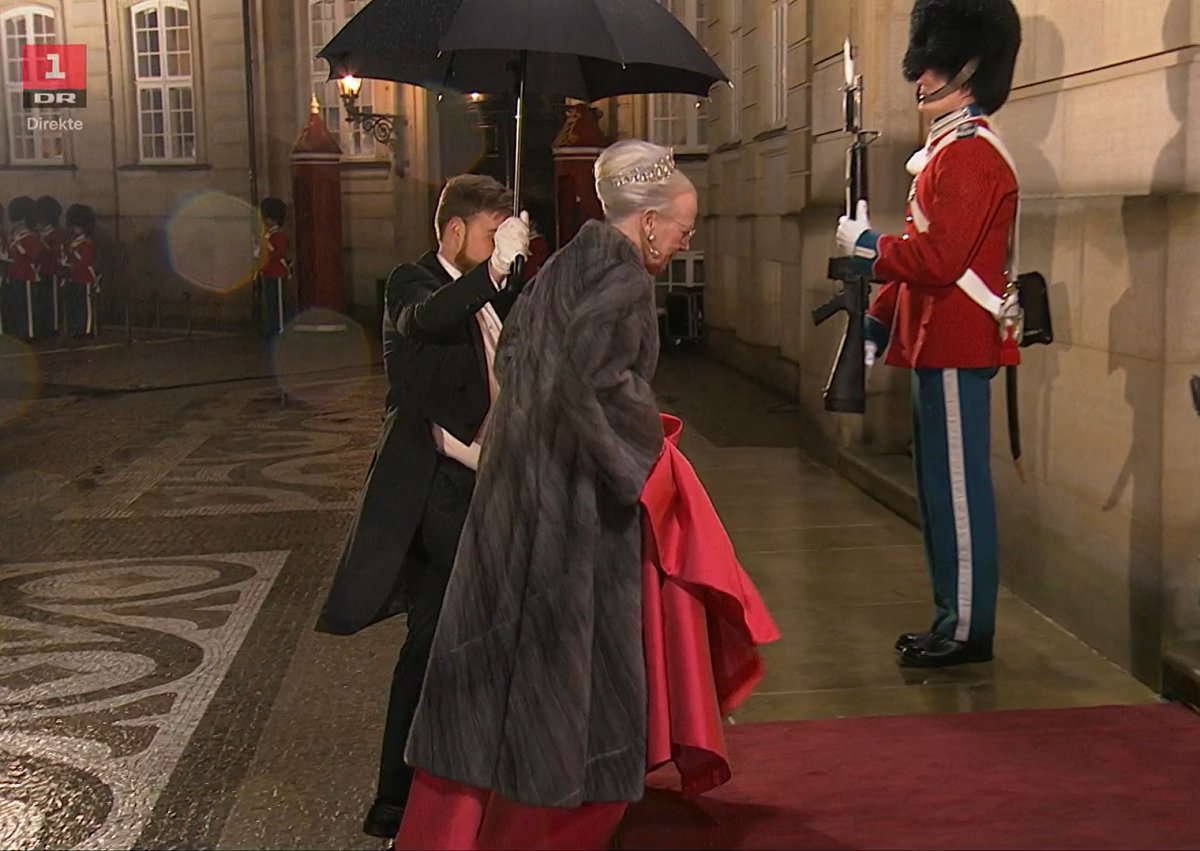 La regina Margrethe II di Danimarca per la levee di Capodanno ad Amalienborg il 1 gennaio 2024 (screencapture)