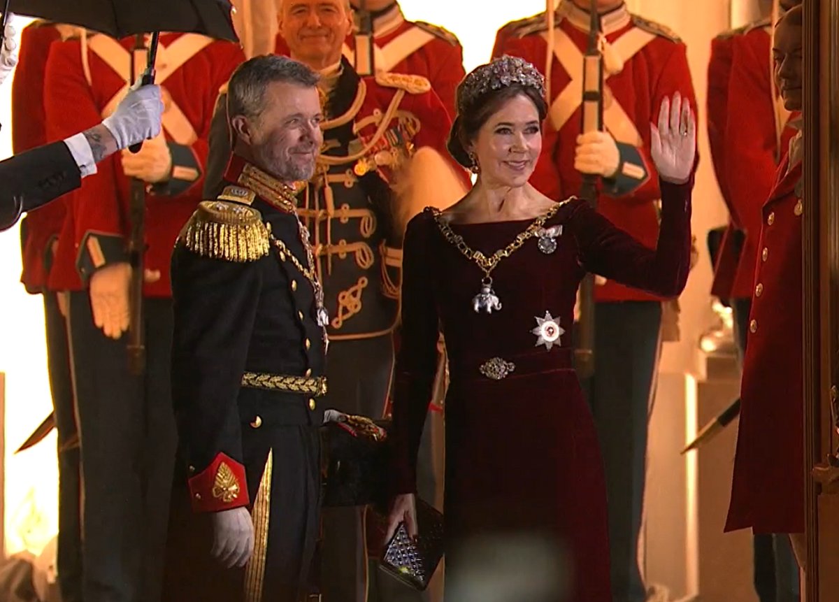 La regina Margrethe II di Danimarca partecipa a un banchetto di stato al Palazzo di Christiansborg a Copenaghen durante una visita di stato dal re e dalla regina dei Paesi Bassi il 17 marzo 2015 (SIMON LAESSOEE/AFP/Getty Images)