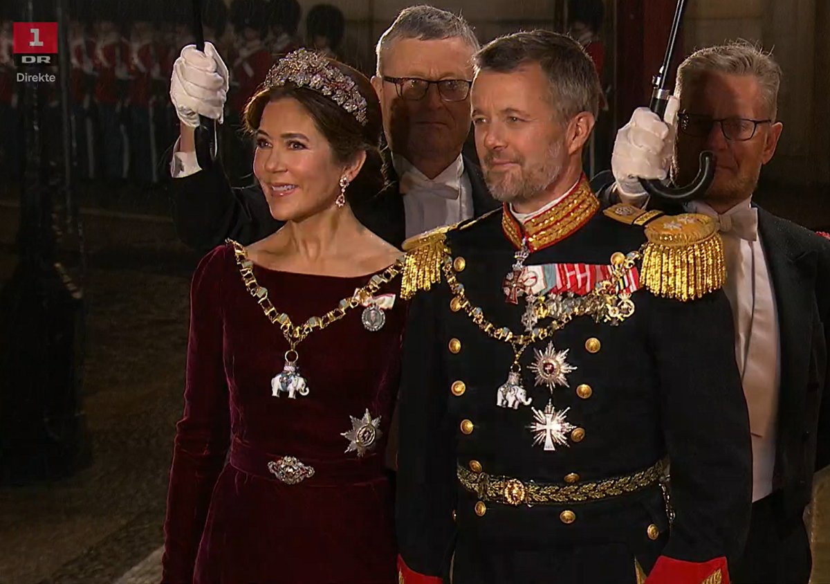 Il principe ereditario Frederik e la principessa ereditiera Mary di Danimarca per la levee di Capodanno ad Amalienborg il 1 gennaio 2024 (screencapture)