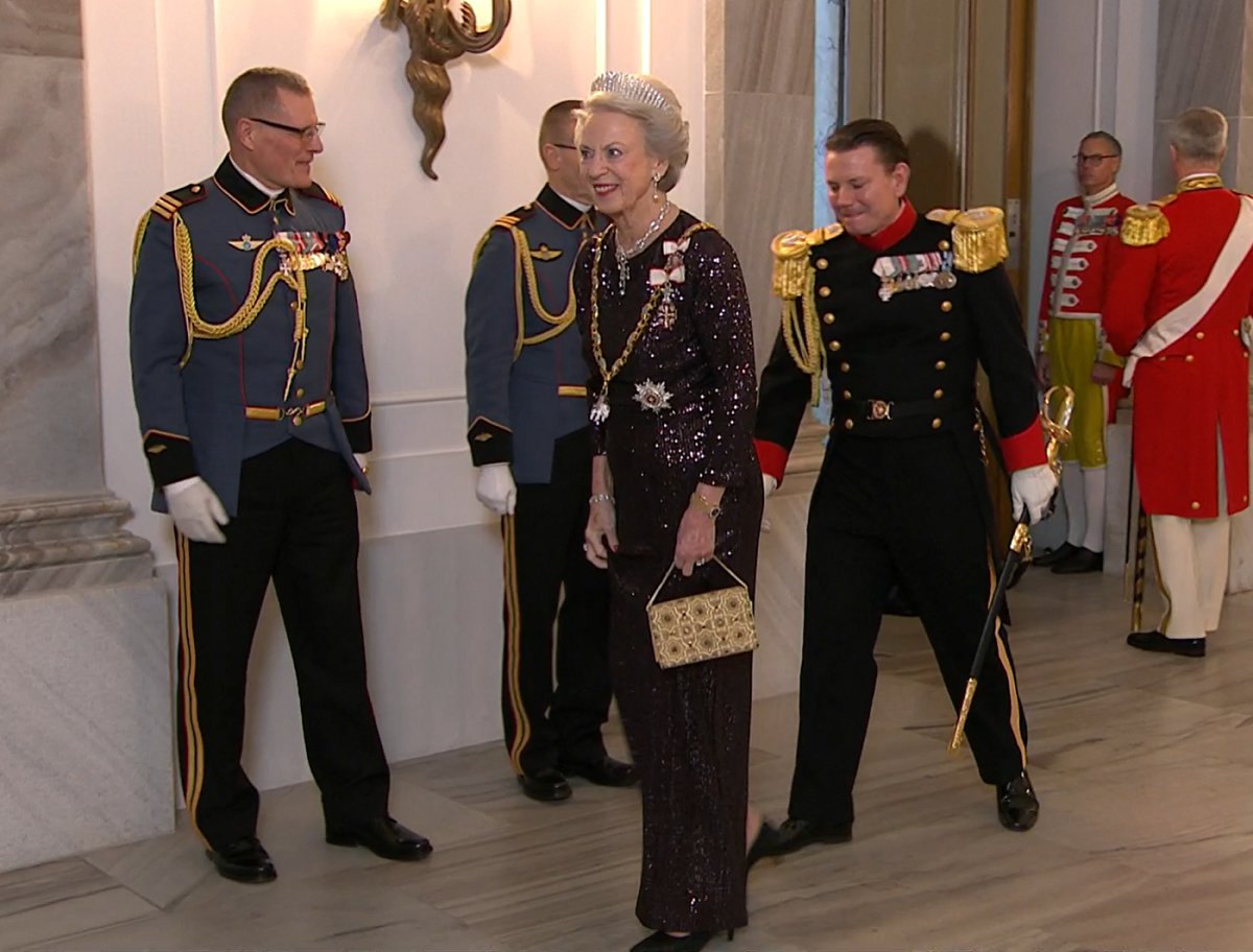 La principessa Benedikte di Danimarca per la levee di Capodanno ad Amalienborg il 1 gennaio 2024 (screencapture)