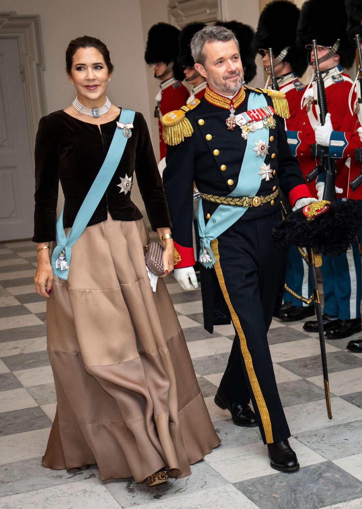 Il Principe Ereditario Frederik e la Principessa Ereditiera Mary di Danimarca partecipano a una ricezione di Capodanno per ufficiali militari, personale di emergenza e altre personalità al Palazzo di Christiansborg a Copenhagen il 4 gennaio 2024 (Ritzau/Alamy)