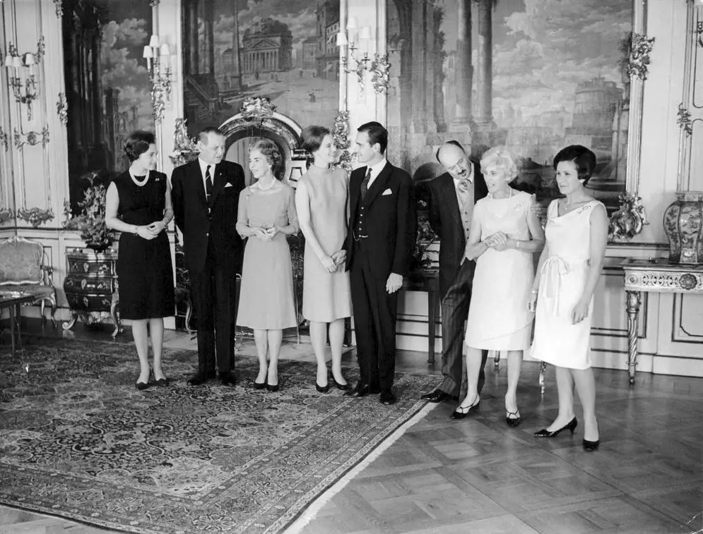 La Principessa Ereditiera Margrethe di Danimarca e Henri de Laborde de Monpezat posano con le loro famiglie durante l'annuncio ufficiale del loro fidanzamento reale, ottobre 1966 (IMS Vintage Photos/Wikimedia Commons)