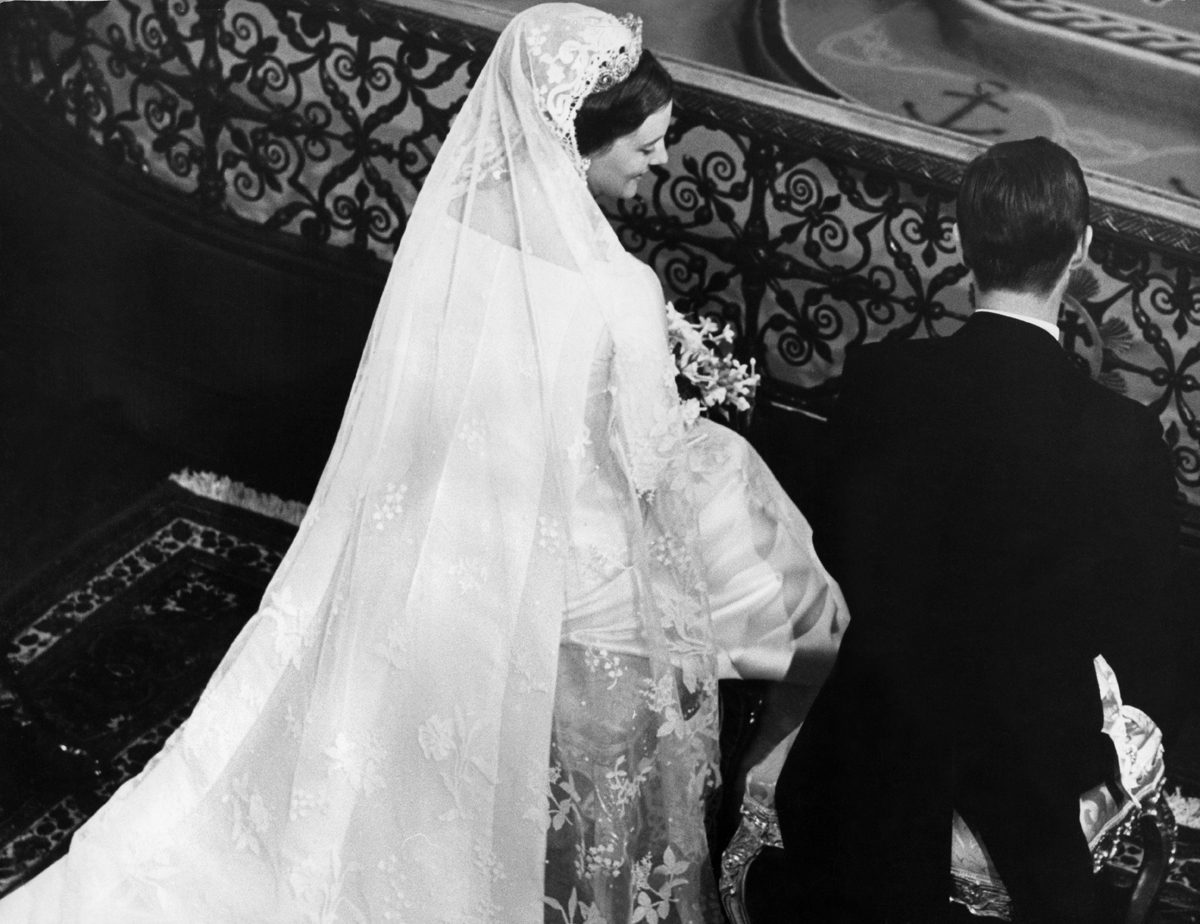 La Principessa Ereditiera Margrethe e il Principe Henrik di Danimarca sono ritratti durante la cerimonia nuziale a Copenaghen, 10 giugno 1967 (Interfoto/Alamy)