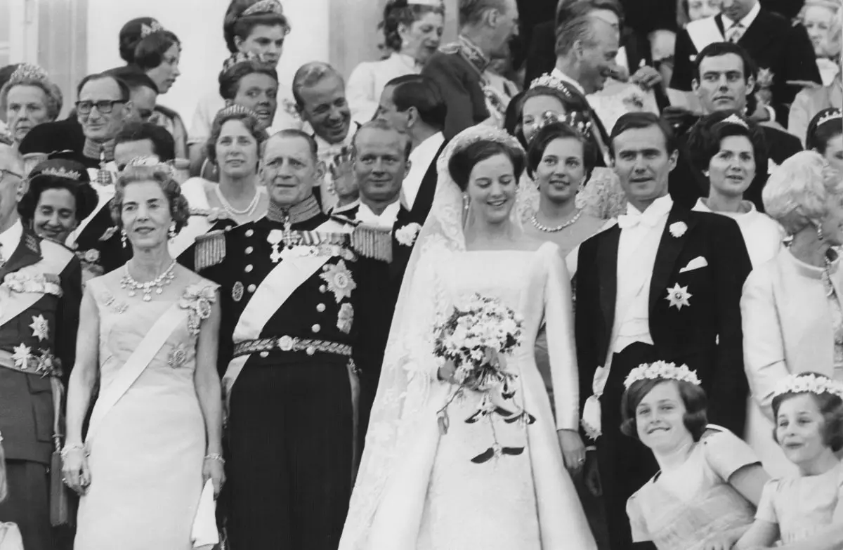 La Principessa Ereditiera Margrethe e il Principe Henrik di Danimarca posano con i loro ospiti di nozze a Copenaghen il 10 giugno 1967 (Classic Picture Library/Alamy)