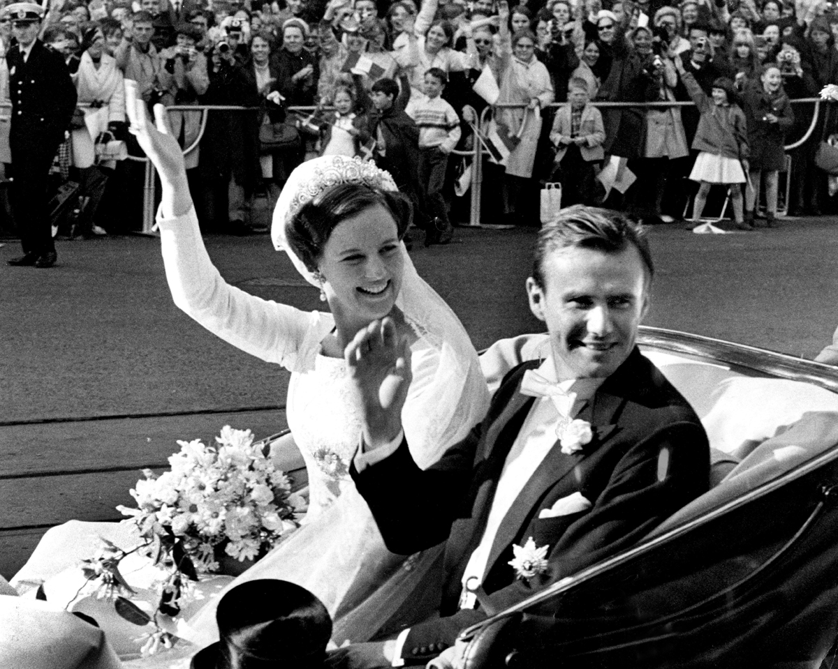 La Principessa Ereditiera Margrethe e il Principe Henrik di Danimarca salutano da una carrozza nel giorno delle loro nozze a Copenaghen, 10 giugno 1967 (Jan Bjorsell/TT News Agency/Alamy)