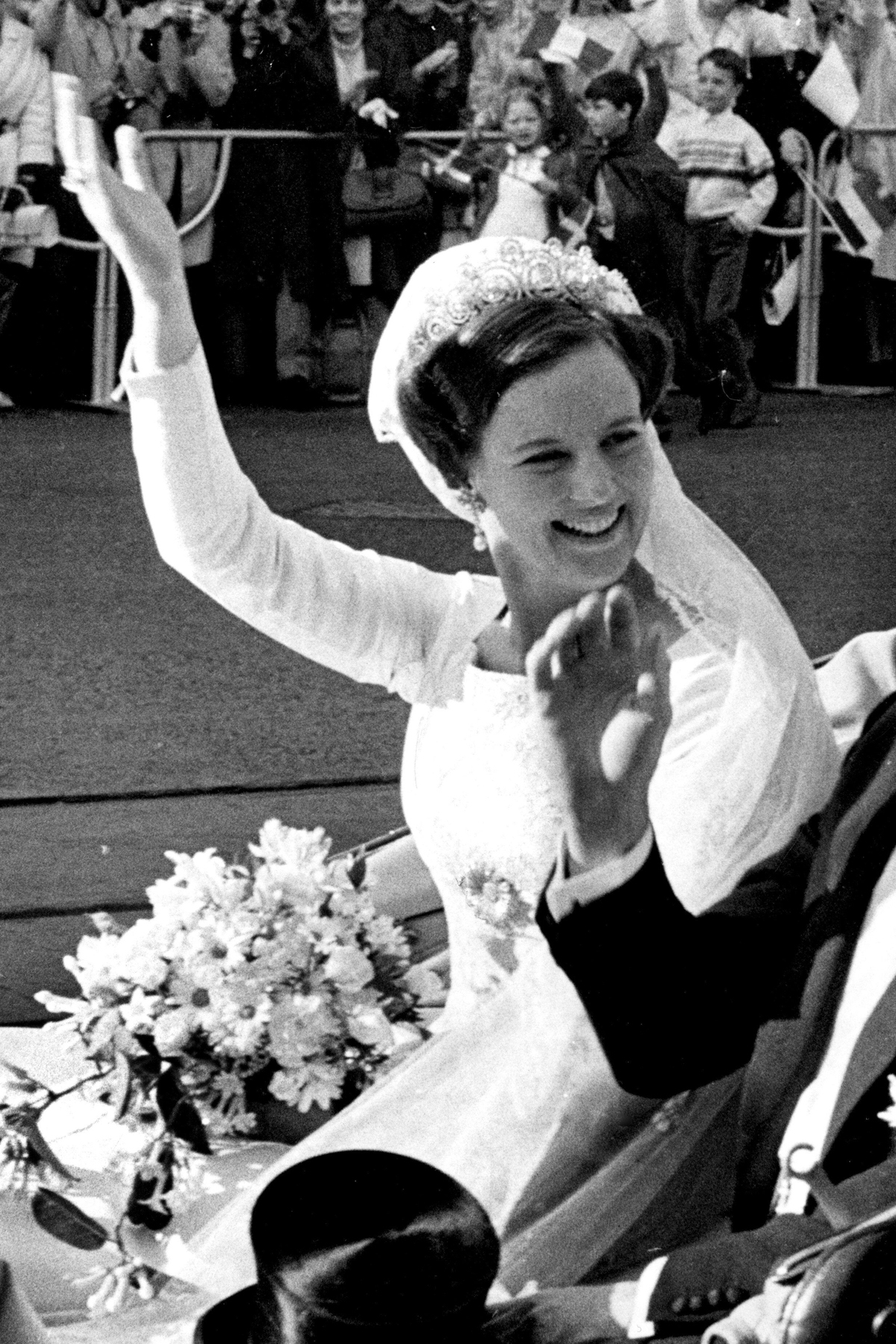 La Principessa Ereditiera Margrethe di Danimarca saluta da una carrozza nel giorno delle sue nozze a Copenaghen, 10 giugno 1967 (Jan Bjorsell/TT News Agency/Alamy)