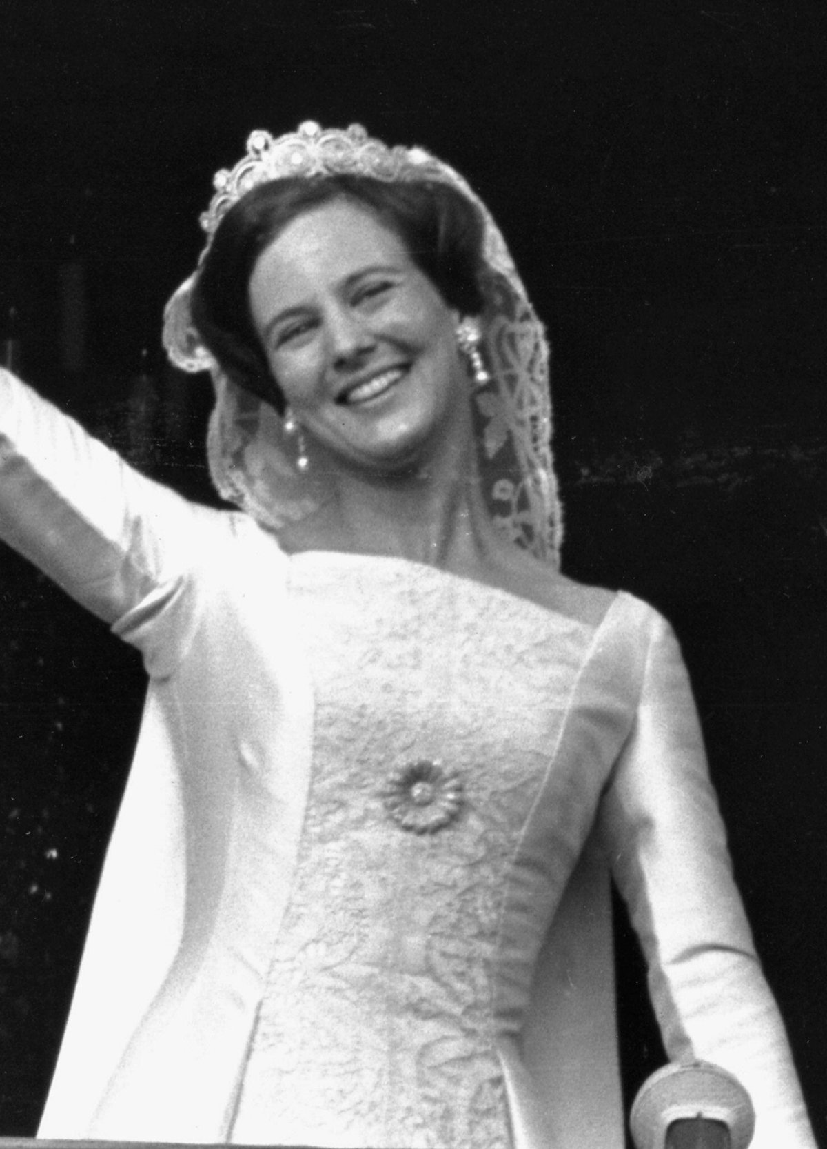 La Principessa Ereditiera Margrethe di Danimarca saluta dal balcone del palazzo nel giorno delle sue nozze a Copenaghen, 10 giugno 1967 (Ritzau/Alamy)