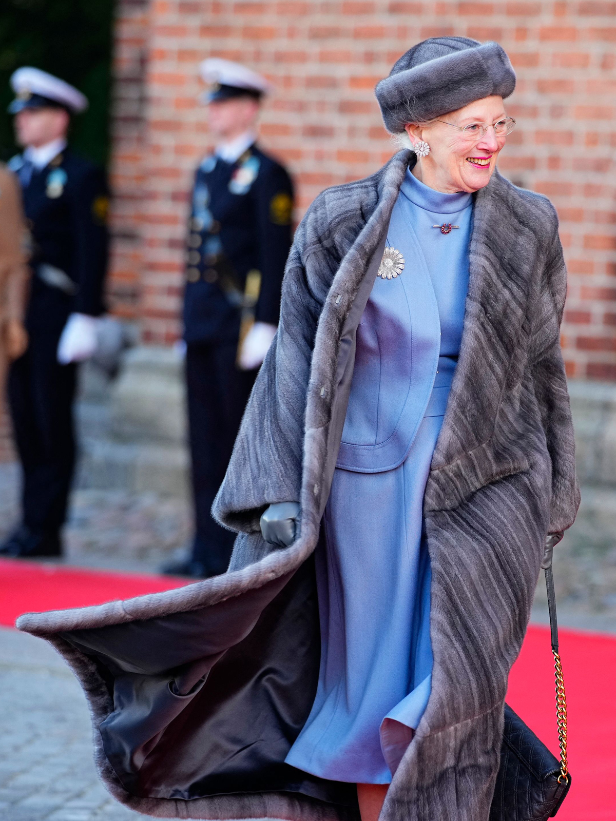 La Regina Margrethe II di Danimarca visita il luogo di riposo dei suoi genitori, il Re Frederik IX e la Regina Ingrid, presso la Cattedrale di Roskilde nel 50° anniversario della morte di suo padre e dell'accesso al trono, 14 gennaio 2022 (MARTIN SYLVEST/Ritzau Scanpix/AFP tramite Getty Images)