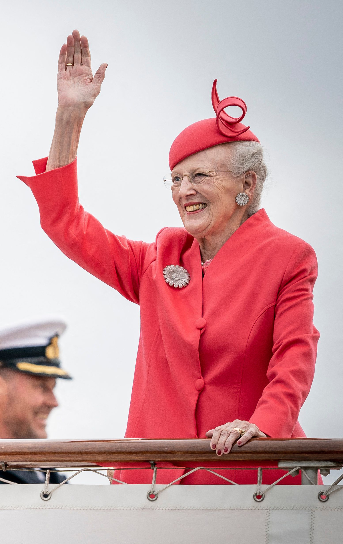 La Regina Margrethe II di Danimarca saluta dalla Regina Yacht Dannebrog durante le celebrazioni del suo Giubileo d'Oro a Copenaghen l'11 settembre 2022 (MADS CLAUS RASMUSSEN/Ritzau Scanpix/AFP tramite Getty Images)