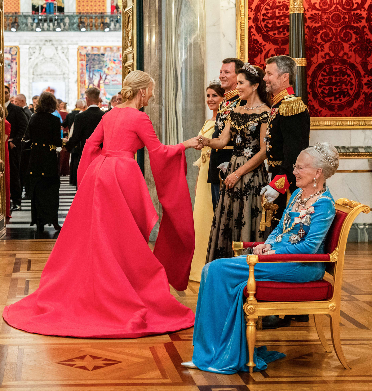 La Regina Margrethe II di Danimarca accoglie gli ospiti prima di un banchetto di gala in onore del suo Giubileo d'Oro al Palazzo di Christiansborg a Copenaghen l'11 settembre 2022 (IDA MARIE ODGAARD/Ritzau Scanpix/AFP tramite Getty Images)